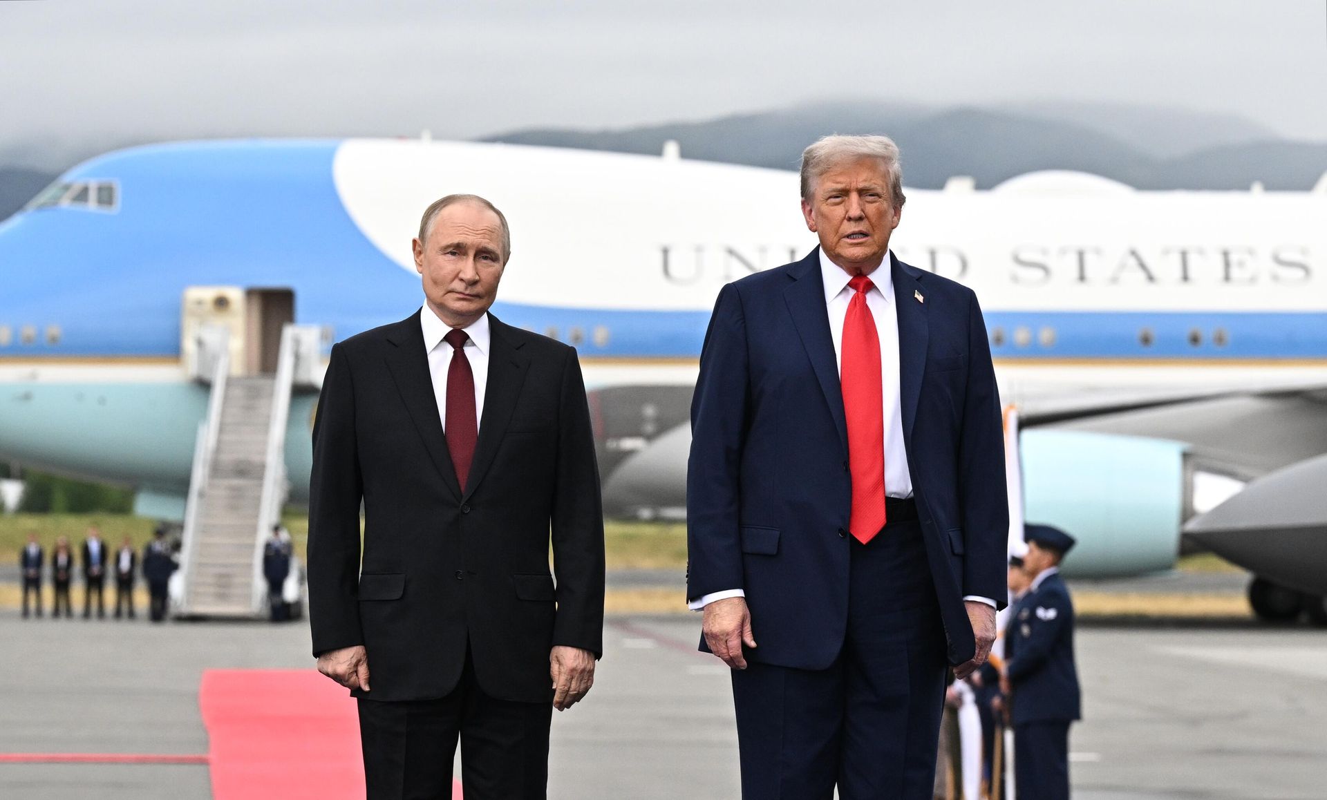 Президент РФ Владимир Путин и президент США Дональд Трамп во время встречи на военной базе Эльмендорф-Ричардсон на Аляске Президент РФ Владимир Путин и президент США Дональд Трамп во время встречи на военной базе Эльмендорф-Ричардсон на Аляске - РИА Новости, 1920, 16.08.2025