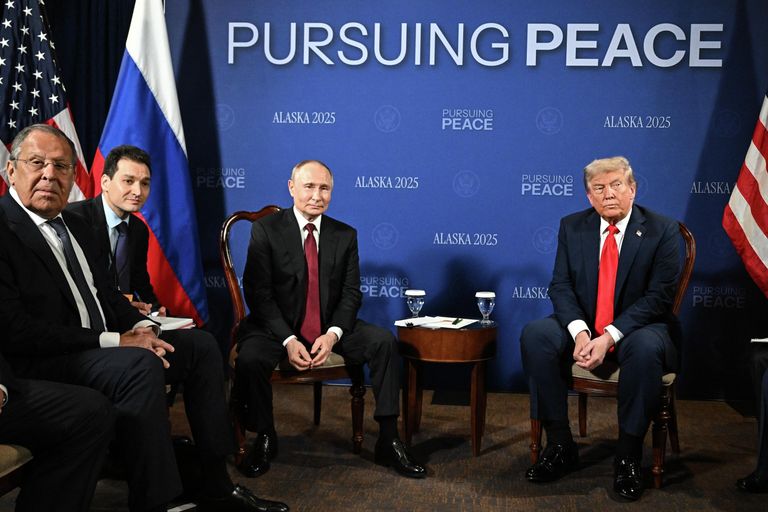 Президент РФ Владимир Путин и президент США Дональд Трамп во время переговоров в узком составе на Аляске