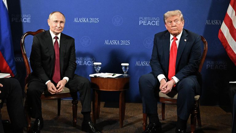 Президент РФ Владимир Путин и президент США Дональд Трамп во время переговоров в узком составе на Аляске