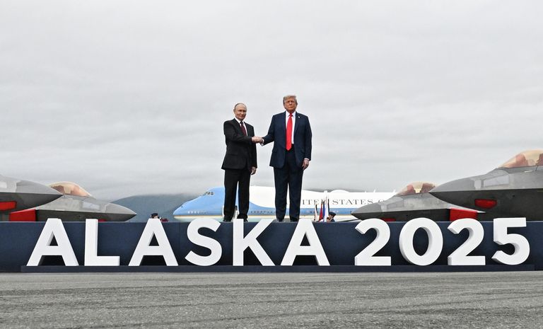 Президент РФ Владимир Путин и президент США Дональд Трамп во время встречи на военной базе Эльмендорф-Ричардсон на Аляске