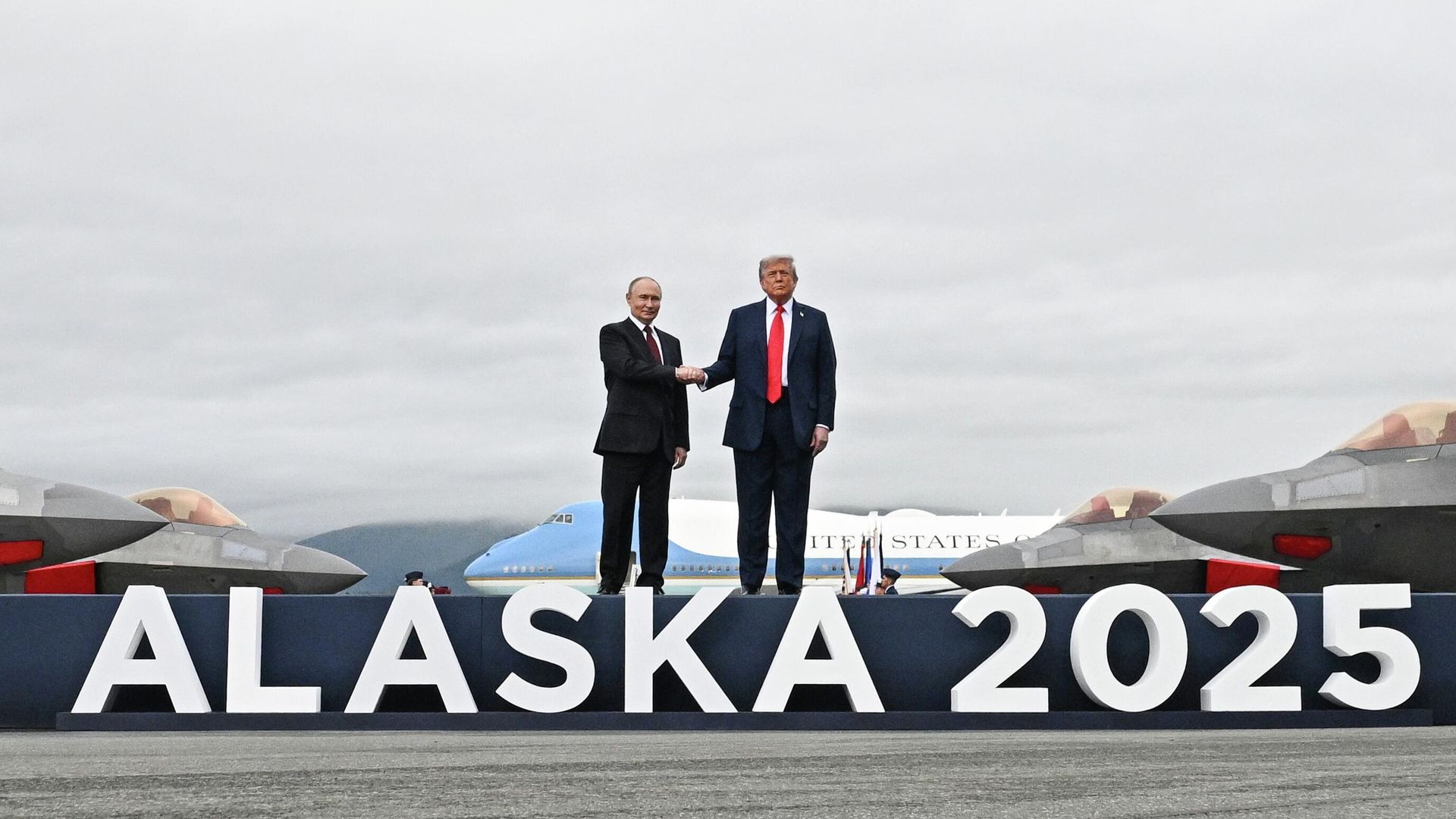 Президент РФ Владимир Путин и президент США Дональд Трамп во время встречи на военной базе Эльмендорф-Ричардсон на Аляске - РИА Новости, 1920, 16.08.2025