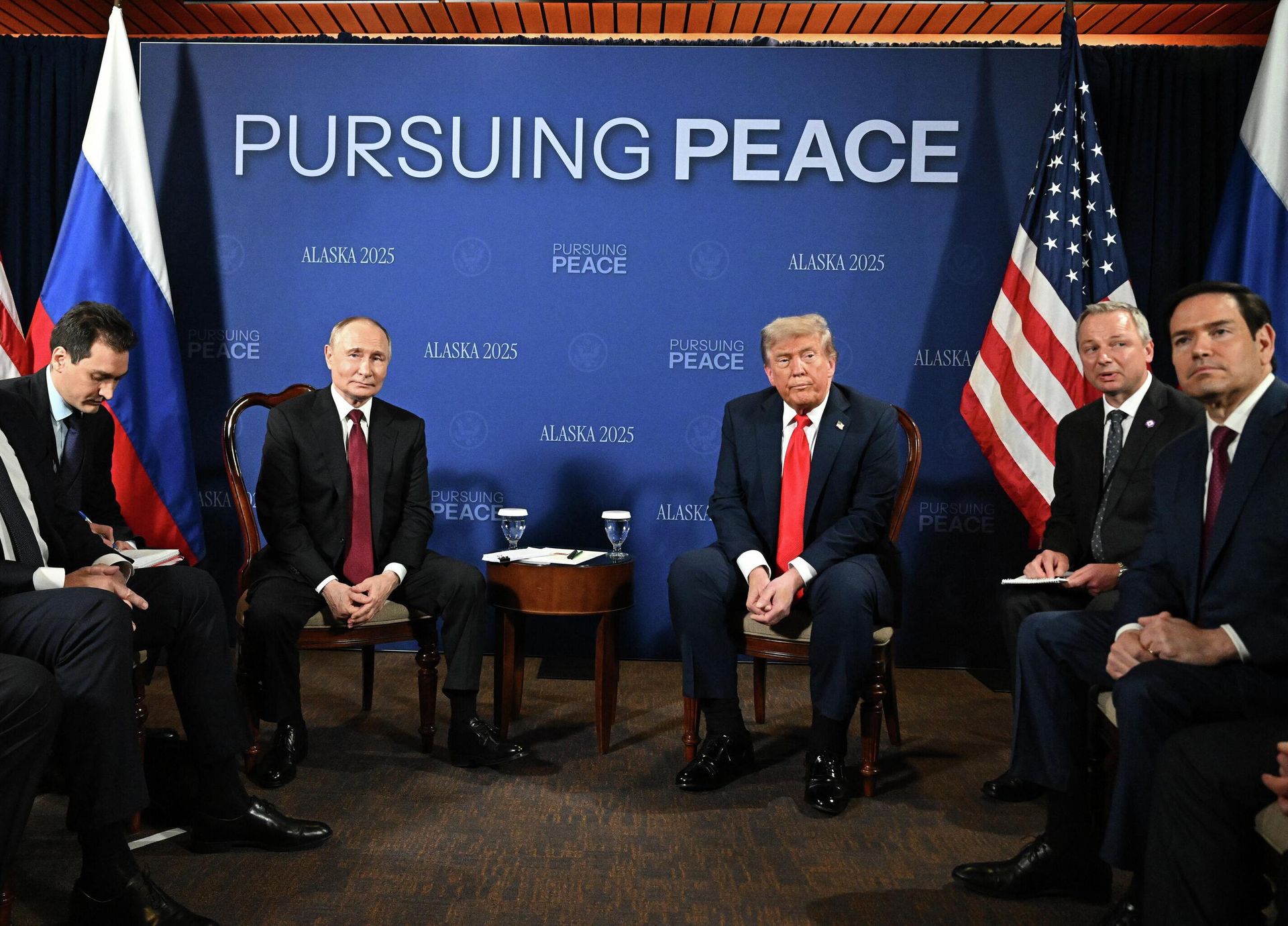 Президент РФ Владимир Путин и президент США Дональд Трамп во время переговоров в узком составе на Аляске Президент РФ Владимир Путин и президент США Дональд Трамп во время переговоров в узком составе на Аляске - РИА Новости, 1920, 16.08.2025