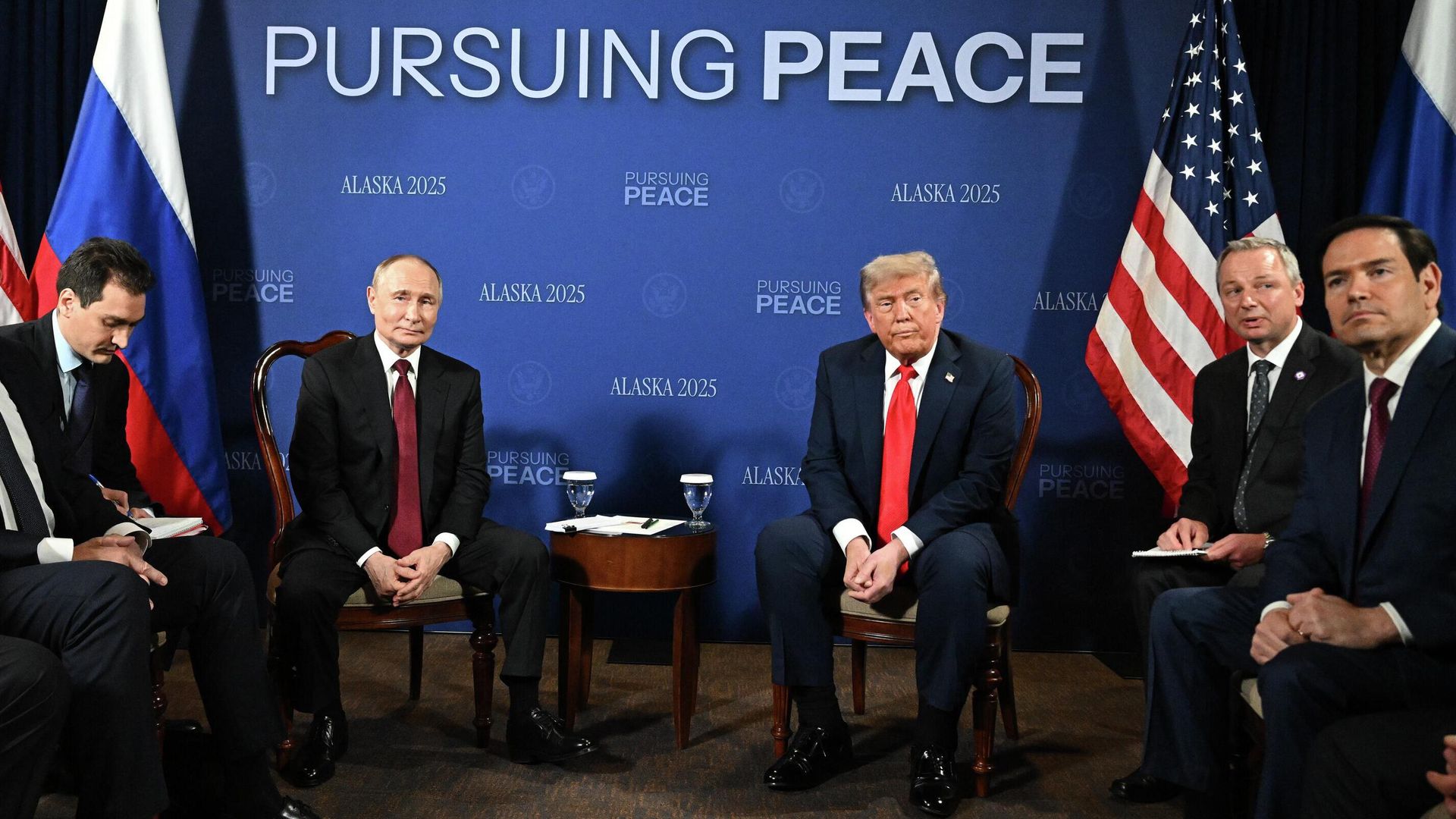 Президент России Владимир Путин и президент США Дональд Трамп во время переговоров в узком составе на Аляске - РИА Новости, 1920, 16.08.2025