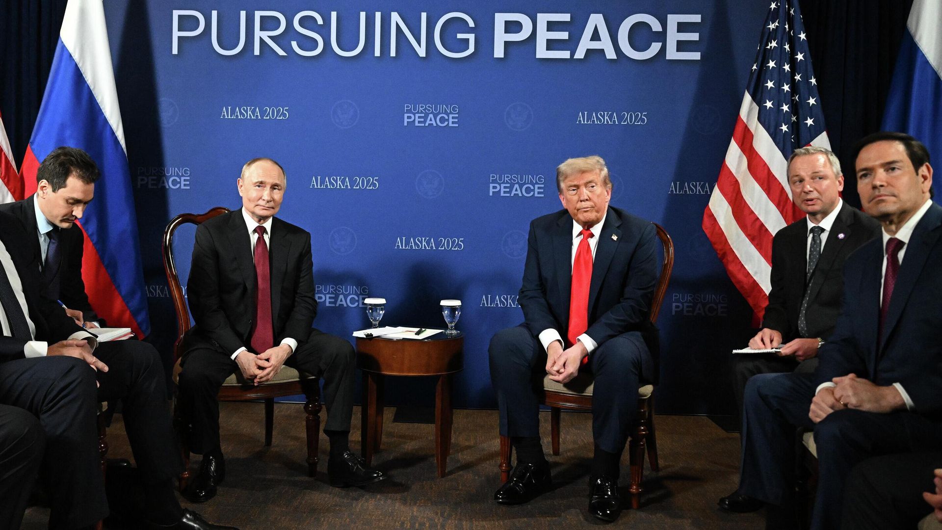 Президент РФ Владимир Путин и президент США Дональд Трамп во время переговоров в узком составе на Аляске - РИА Новости, 1920, 17.08.2025