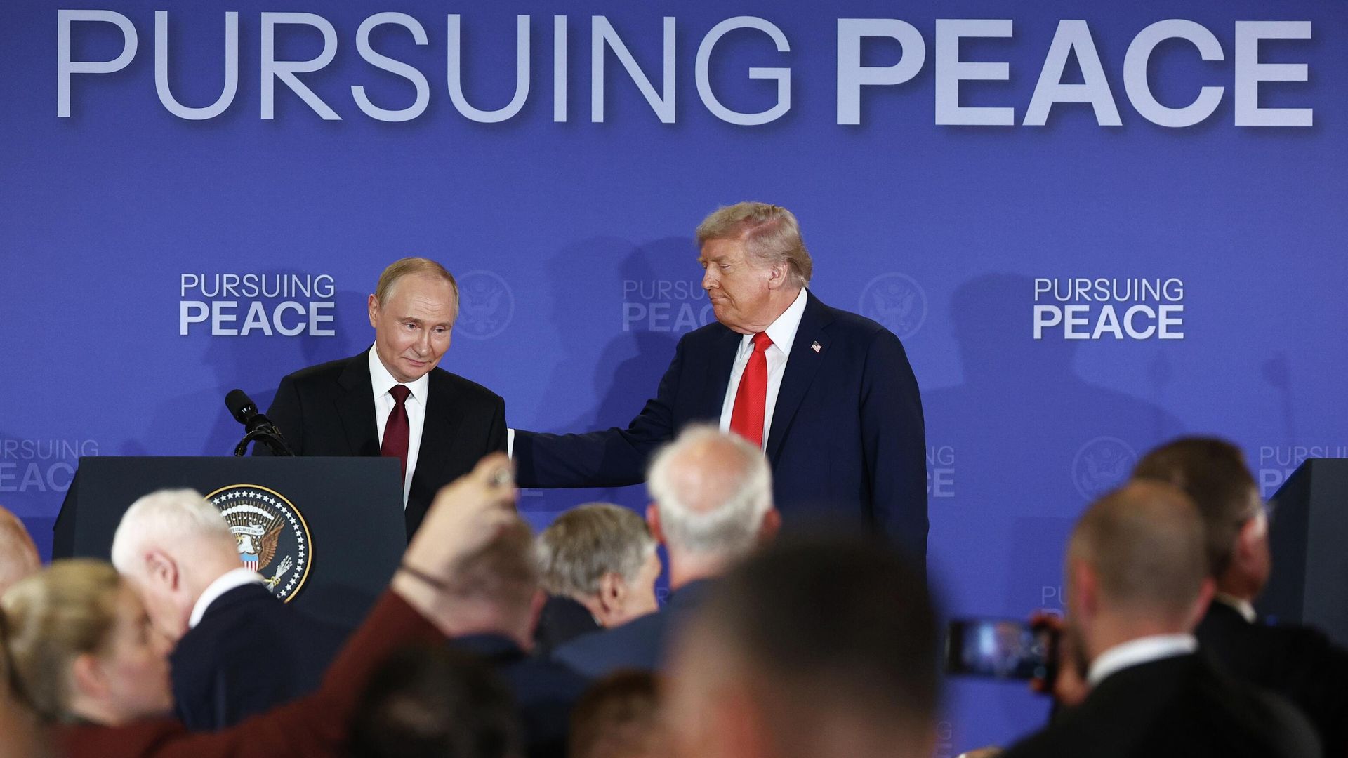 Президент РФ Владимир Путин и президент США Дональд Трамп (справа) на совместной пресс-конференции по итогам переговоров на Аляске Президент РФ Владимир Путин и президент США Дональд Трамп (справа) на совместной пресс-конференции по итогам переговоров на Аляске - РИА Новости, 1920, 16.08.2025