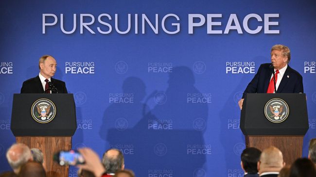 Президент РФ Владимир Путин и президент США Дональд Трамп (справа) во время пресс-конференции по итогам переговоров на Аляске