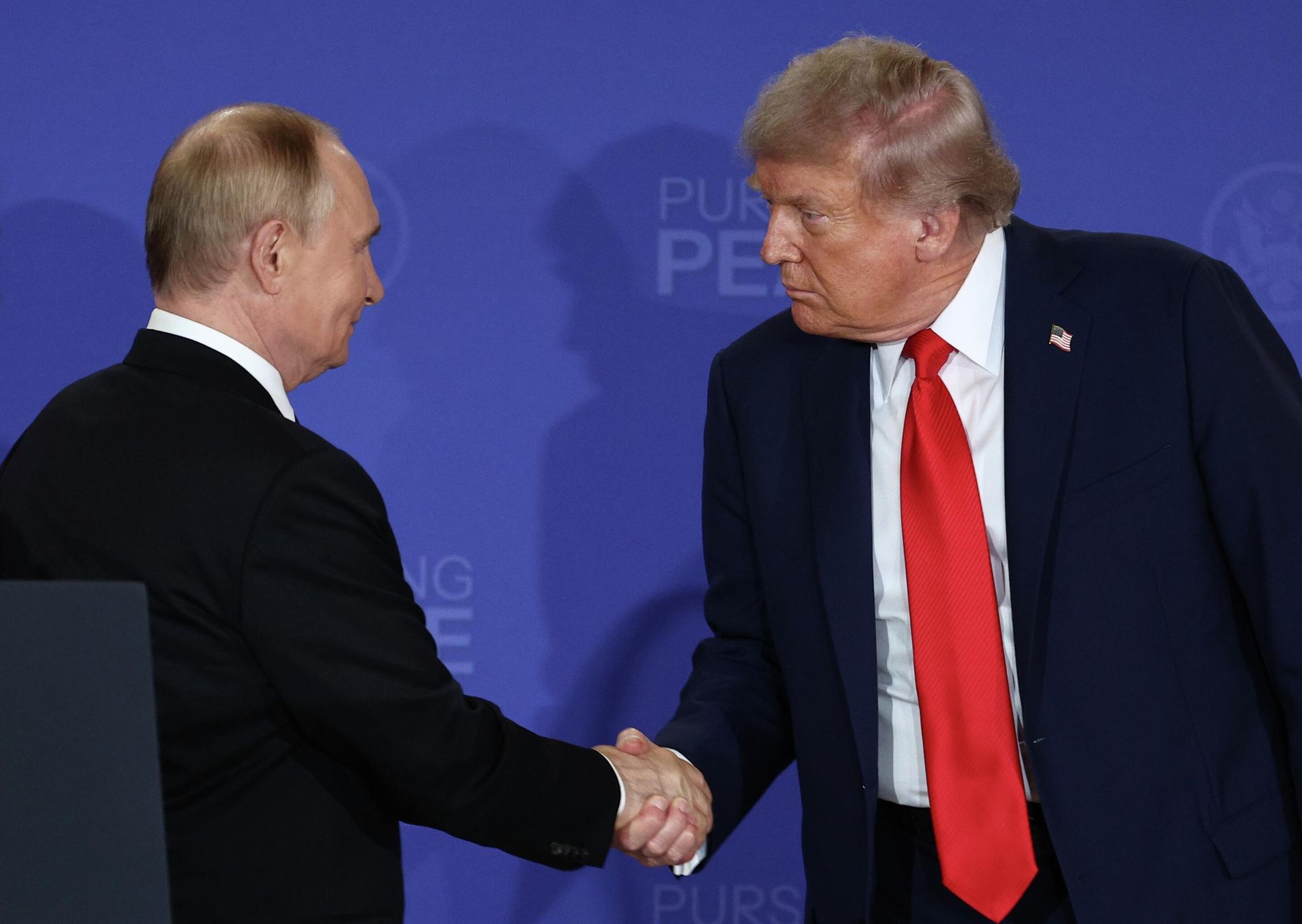 Президент РФ Владимир Путин и президент США Дональд Трамп на совместной пресс-конференции по итогам переговоров на Аляске. Президент РФ Владимир Путин и президент США Дональд Трамп на совместной пресс-конференции по итогам переговоров на Аляске. - РИА Новости, 1920, 16.08.2025