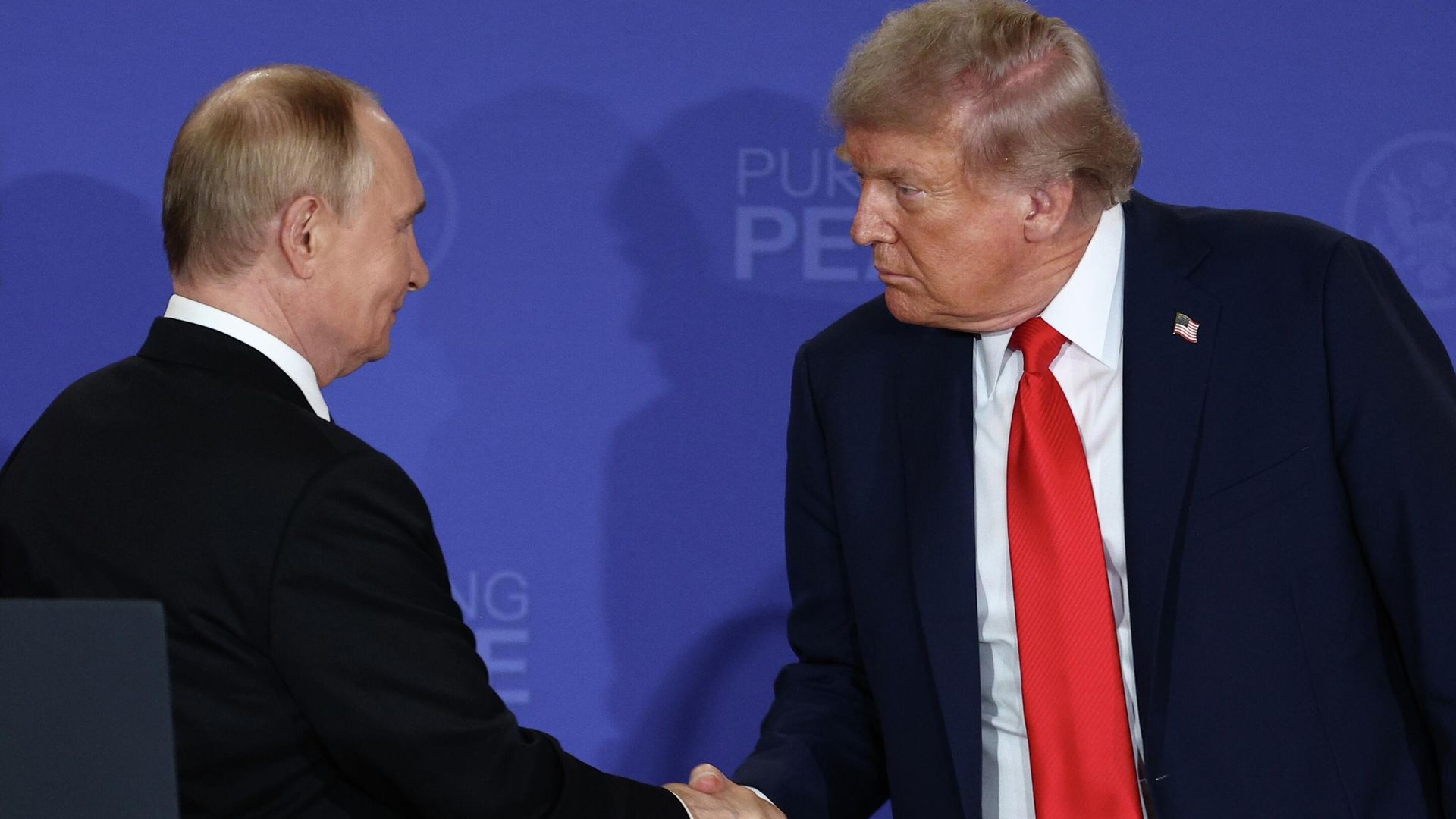 Президент РФ Владимир Путин и президент США Дональд Трамп на совместной пресс-конференции по итогам переговоров на Аляске. Президент РФ Владимир Путин и президент США Дональд Трамп на совместной пресс-конференции по итогам переговоров на Аляске. - РИА Новости, 1920, 16.08.2025