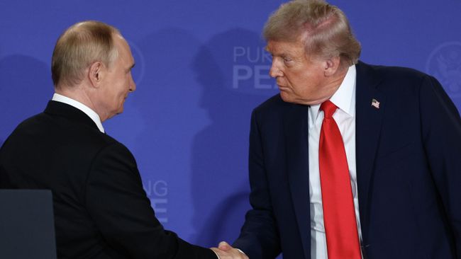 Президент РФ Владимир Путин и президент США Дональд Трамп на совместной пресс-конференции по итогам переговоров на Аляске.