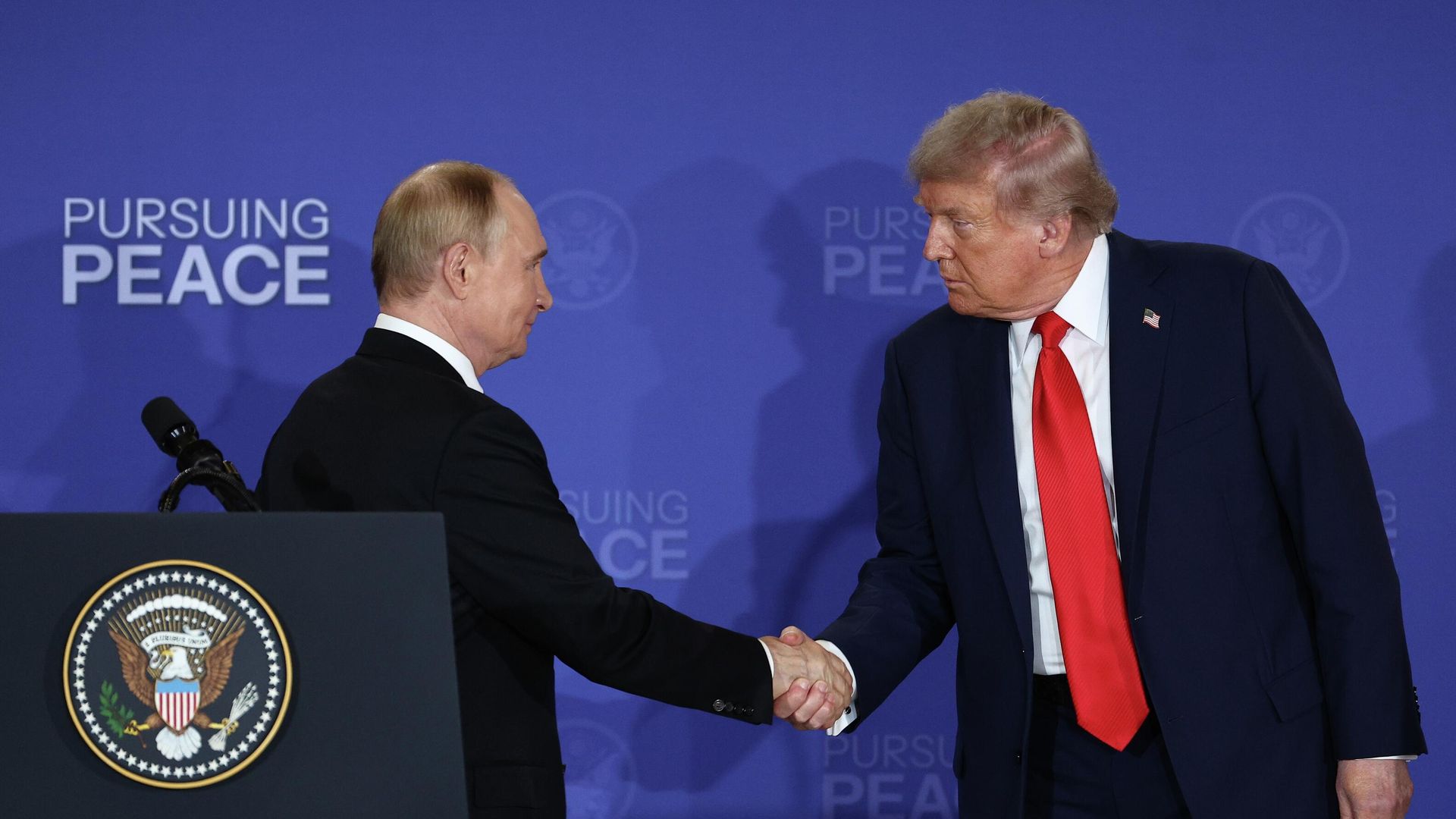 Президент России Владимир Путин и президент США Дональд Трамп на совместной пресс-конференции по итогам переговоров на Аляске - РИА Новости, 1920, 26.08.2025
