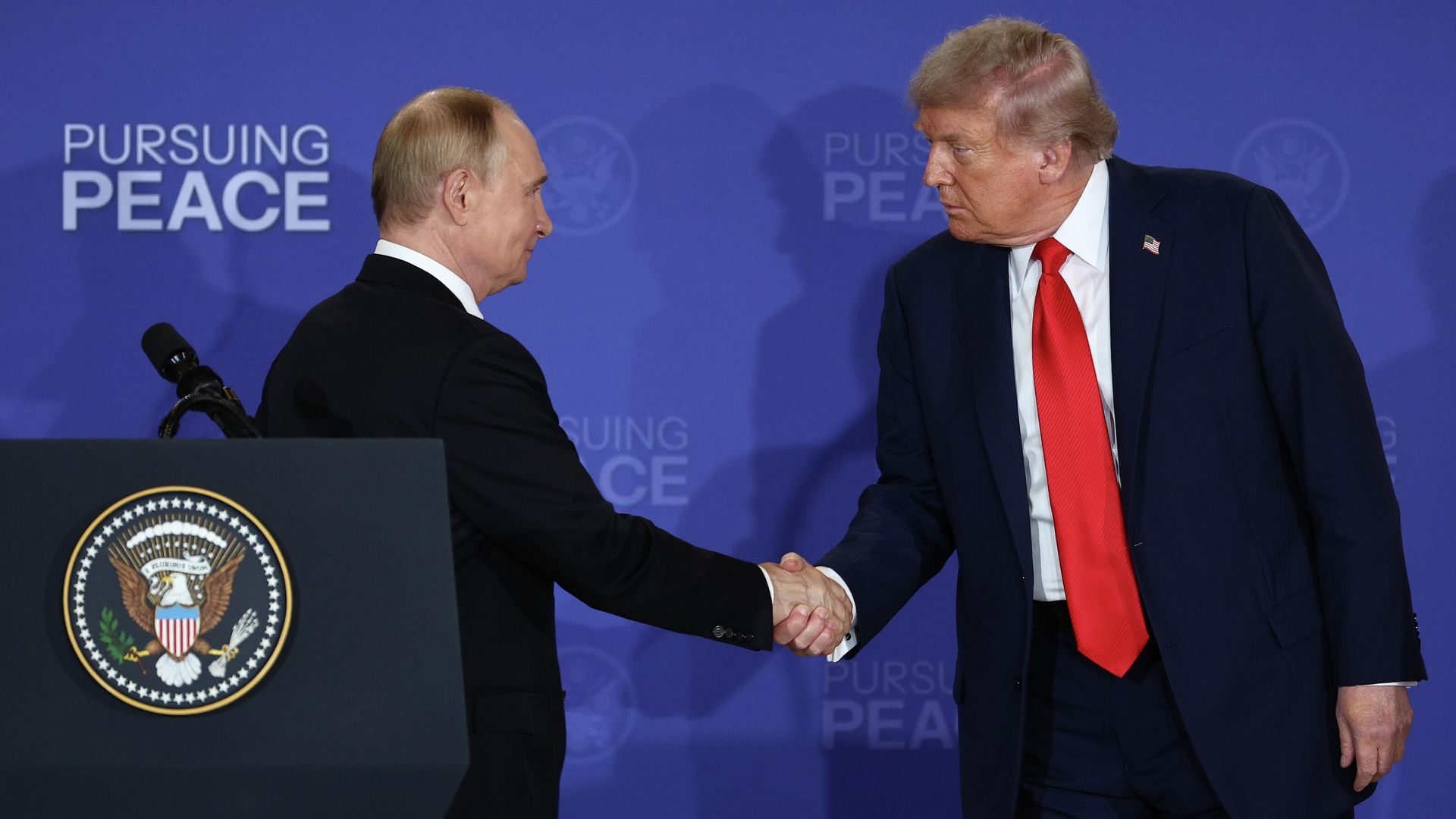 Президент России Владимир Путин и президент США Дональд Трамп на совместной пресс-конференции по итогам переговоров на Аляске Президент России Владимир Путин и президент США Дональд Трамп на совместной пресс-конференции по итогам переговоров на Аляске - РИА Новости, 1920, 26.08.2025