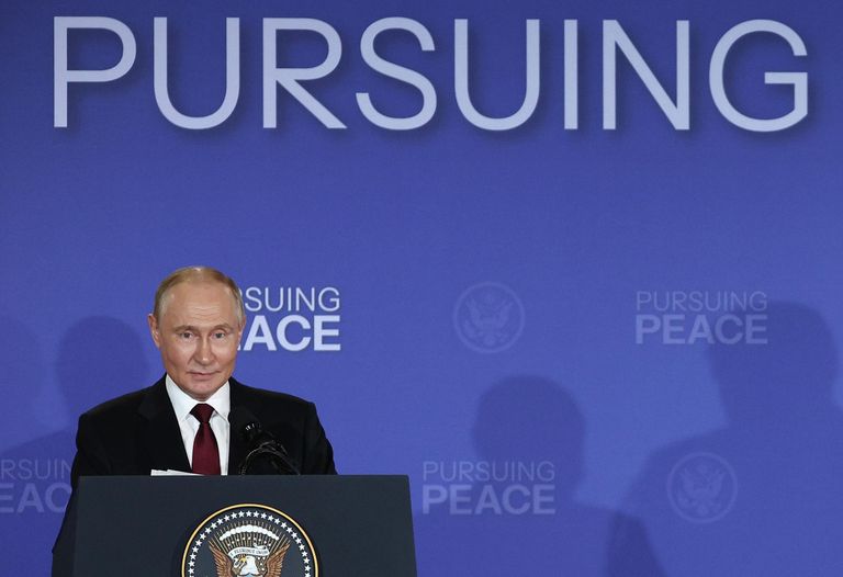Президент России Владимир Путин на пресс-конференции по итогам переговоров с президентом США Дональдом Трампом на Аляске