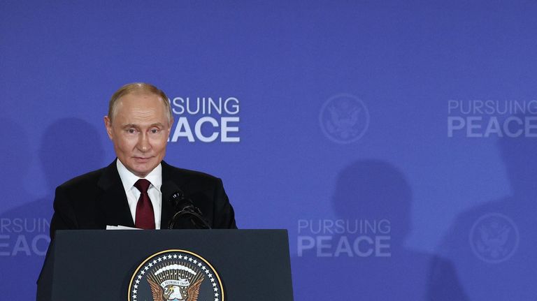 Президент России Владимир Путин на пресс-конференции по итогам переговоров с президентом США Дональдом Трампом на Аляске