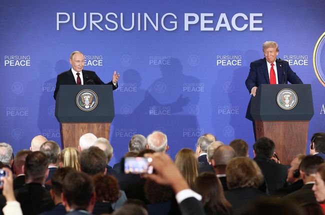 Президент РФ Владимир Путин и президент США Дональд Трамп на совместной пресс-конференции по итогам переговоров на Аляске
