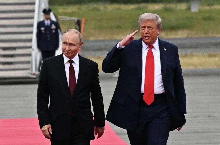 Президент России Владимир Путин и президент США Дональд Трамп во время встречи на военной базе Эльмендорф-Ричардсон на Аляске