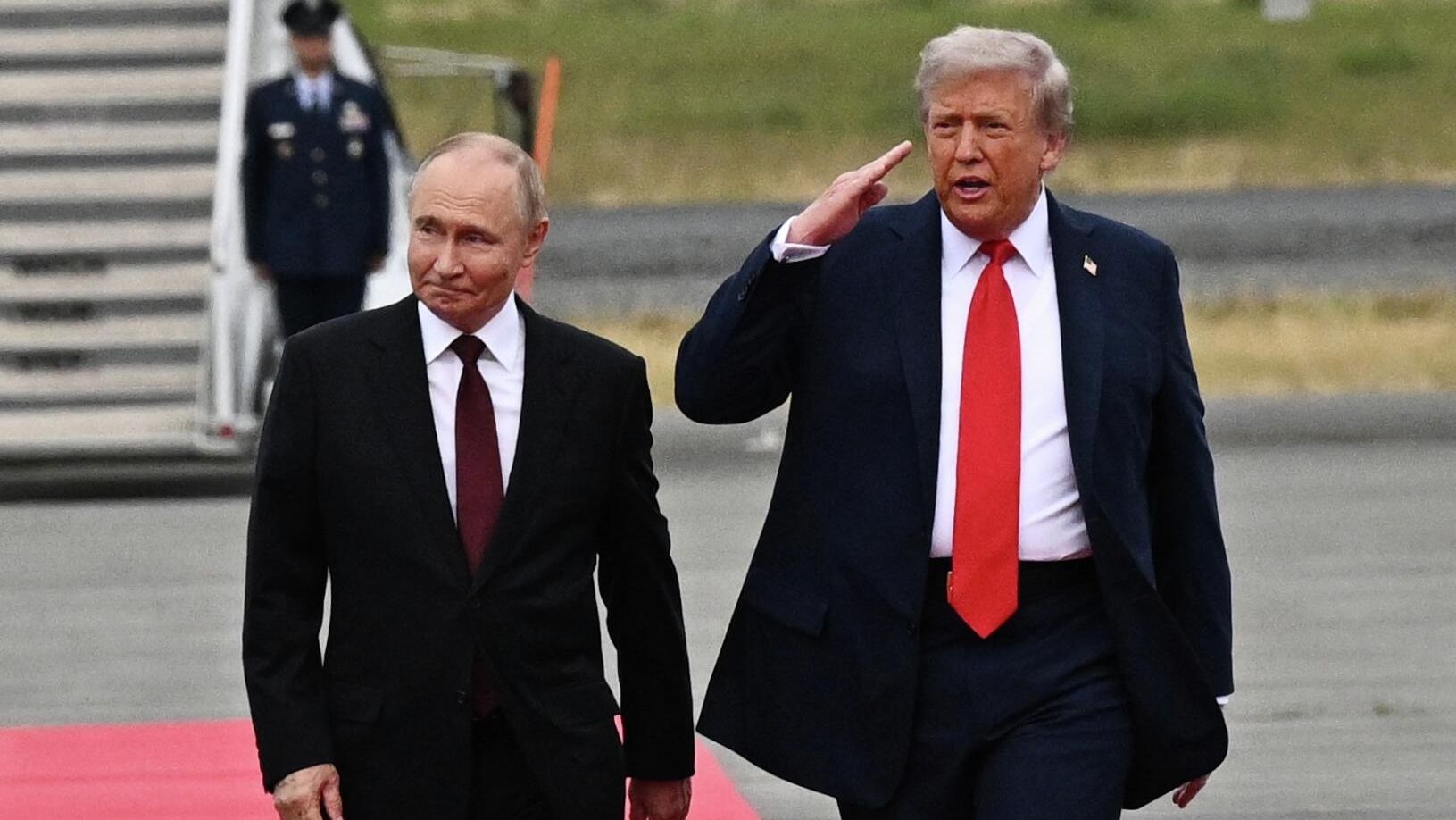 Владимир Путин и Дональд Трамп во время встречи на военной базе Эльмендорф Владимир Путин и Дональд Трамп во время встречи на военной базе Эльмендорф - РИА Новости, 1920, 16.08.2025