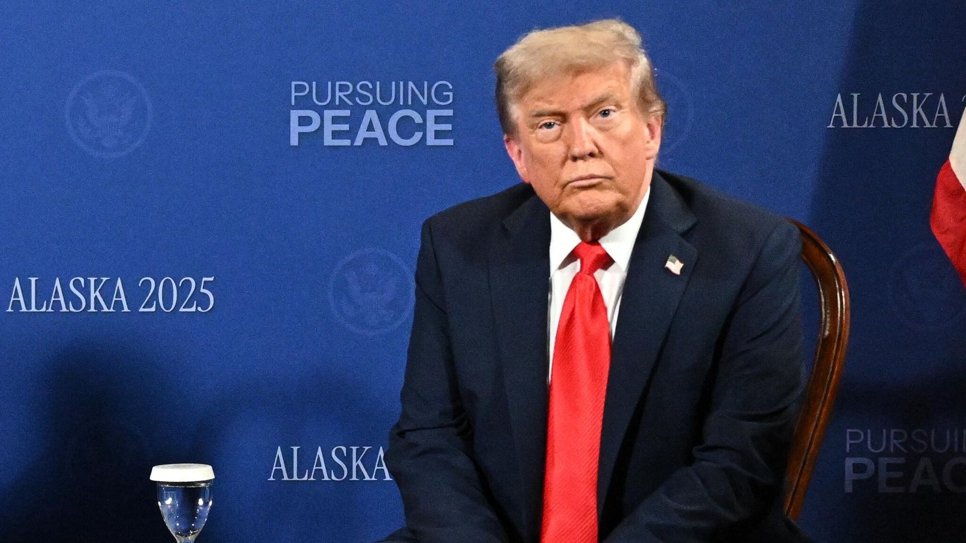 Президент США Дональд Трамп во время переговоров с президентом России Владимиром Путиным в узком составе на Аляске - РИА Новости, 1920, 18.08.2025