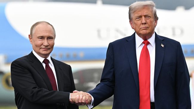 Президент России Владимир Путин и президент США Дональд Трамп во время встречи на военной базе Эльмендорф-Ричардсон на Аляске