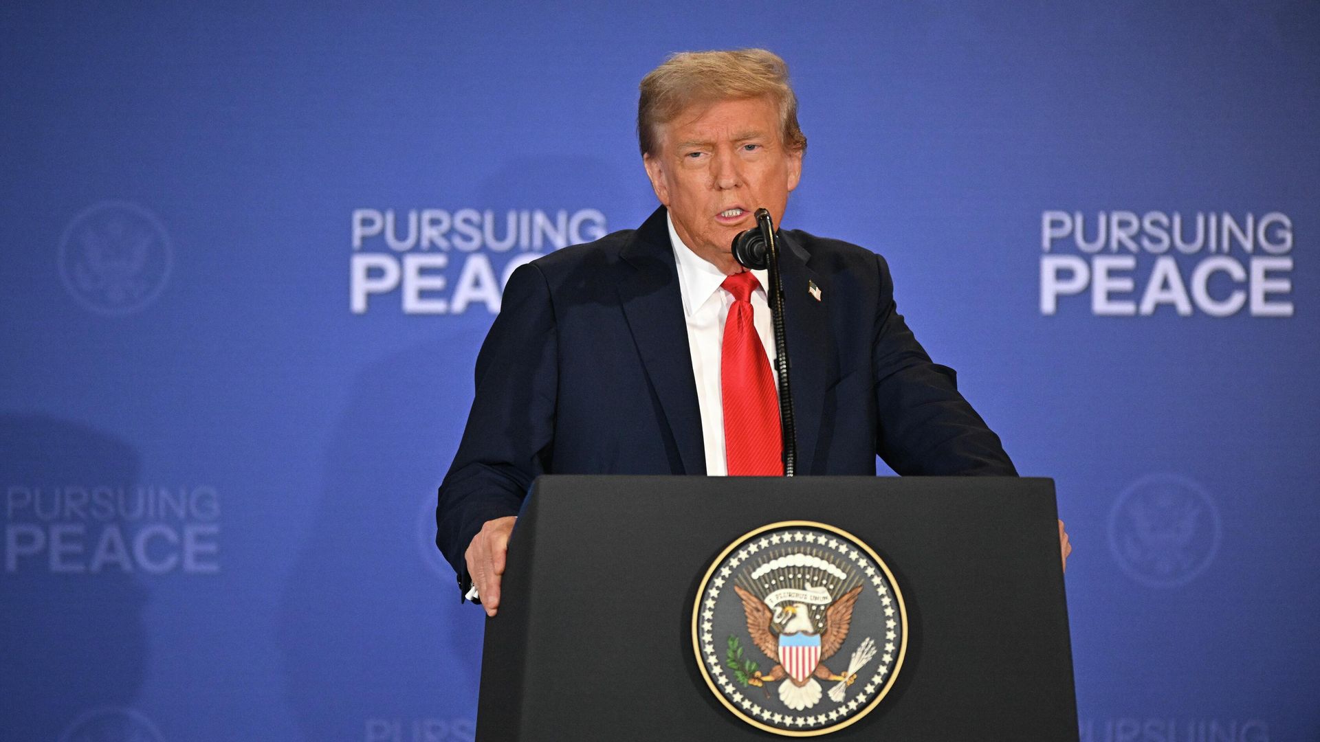 Дональд Трамп во время совместной с президентом России Владимиром Путиным пресс-конференции по итогам переговоров на Аляске Дональд Трамп во время совместной с президентом России Владимиром Путиным пресс-конференции по итогам переговоров на Аляске - РИА Новости, 1920, 16.08.2025