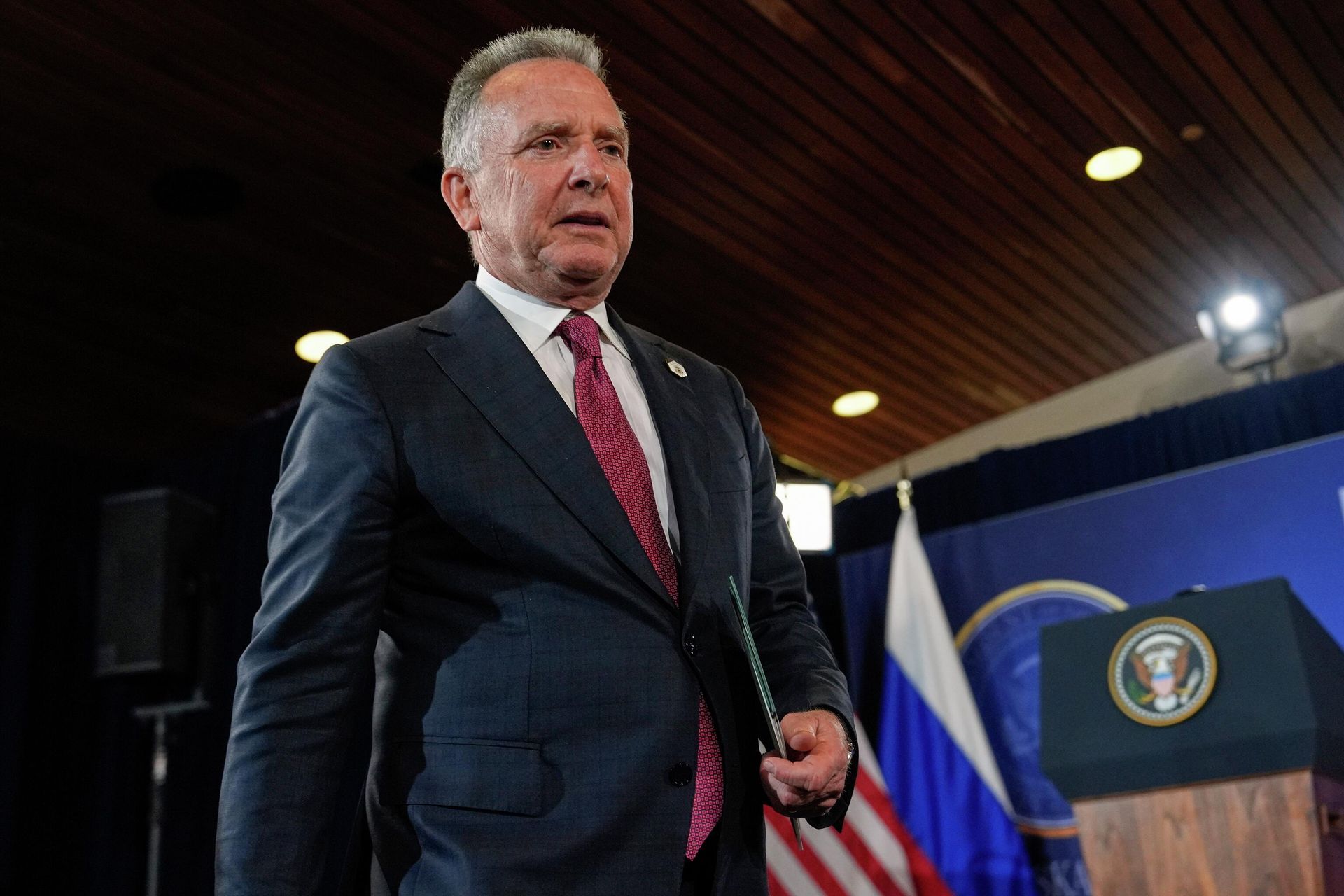 Спецпосланик президента США Стив Уиткофф перед началом пресс-конференции по итогам переговоров президента РФ Владимира Путина и президента США Дональда Трампа на Аляске - РИА Новости, 1920, 13.10.2025