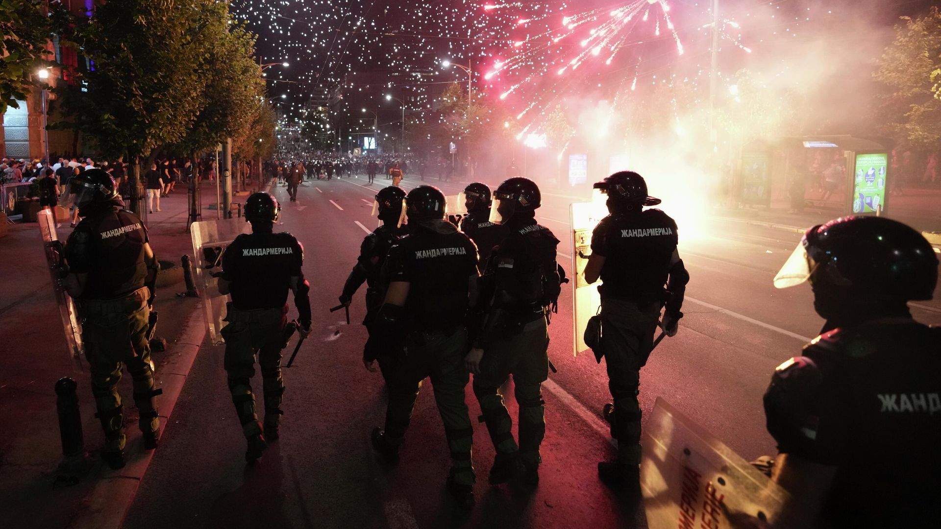 Полиция во время акции протеста перед офисом Сербской прогрессивной партии в Белграде - РИА Новости, 1920, 20.08.2025