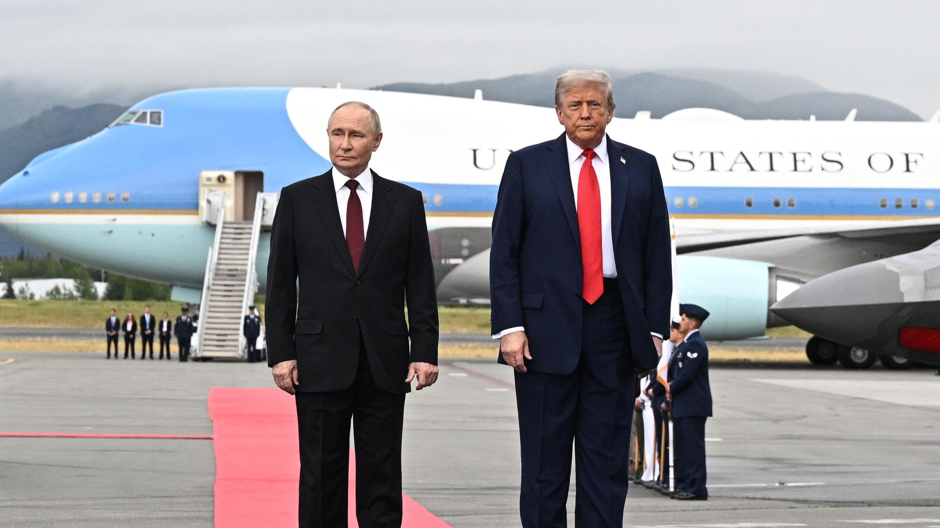 Президент РФ Владимир Путин и президент США Дональд Трамп во время встречи на военной базе Эльмендорф-Ричардсон на Аляске - РИА Новости, 1920, 05.07.2026