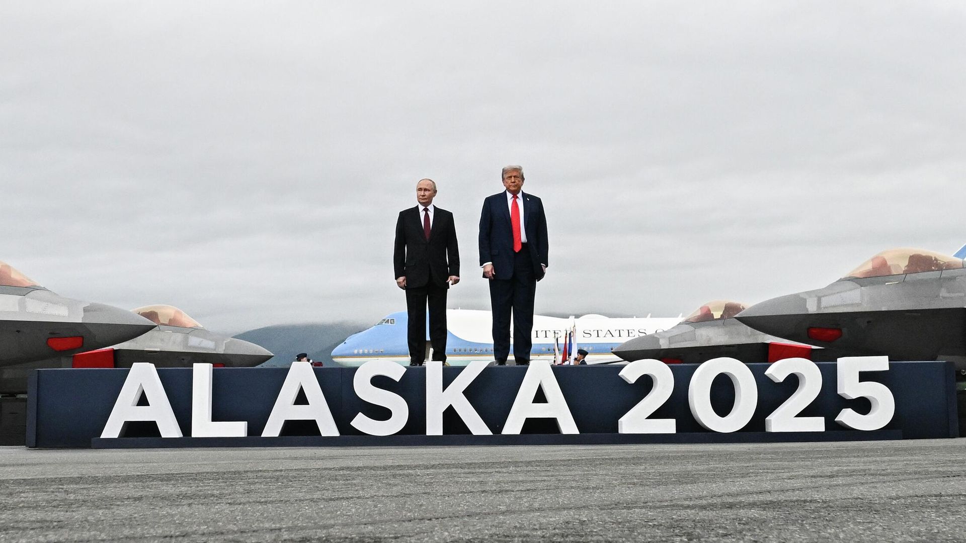 Президент РФ Владимир Путин и президент США Дональд Трамп во время встречи на военной базе Эльмендорф-Ричардсон на Аляске Президент РФ Владимир Путин и президент США Дональд Трамп во время встречи на военной базе Эльмендорф-Ричардсон на Аляске - РИА Новости, 1920, 17.08.2025