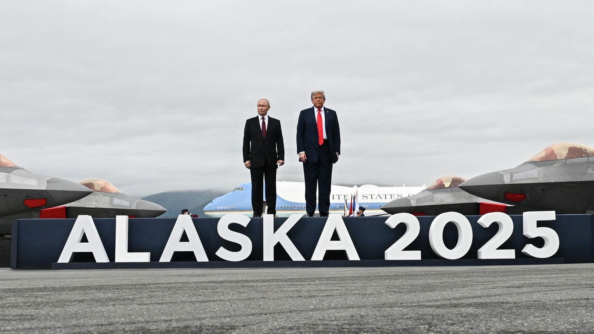 Владимир Путин и Дональд Трамп во время встречи на военной базе Эльмендорф-Ричардсон на Аляске - РИА Новости, 1920, 05.03.2026