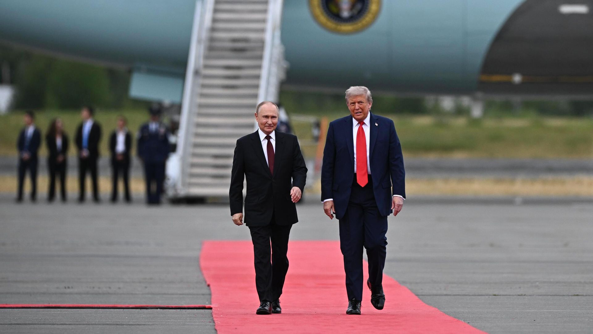 Президент РФ Владимир Путин и президент США Дональд Трамп во время встречи на военной базе Эльмендорф-Ричардсон на Аляске - РИА Новости, 1920, 20.08.2025