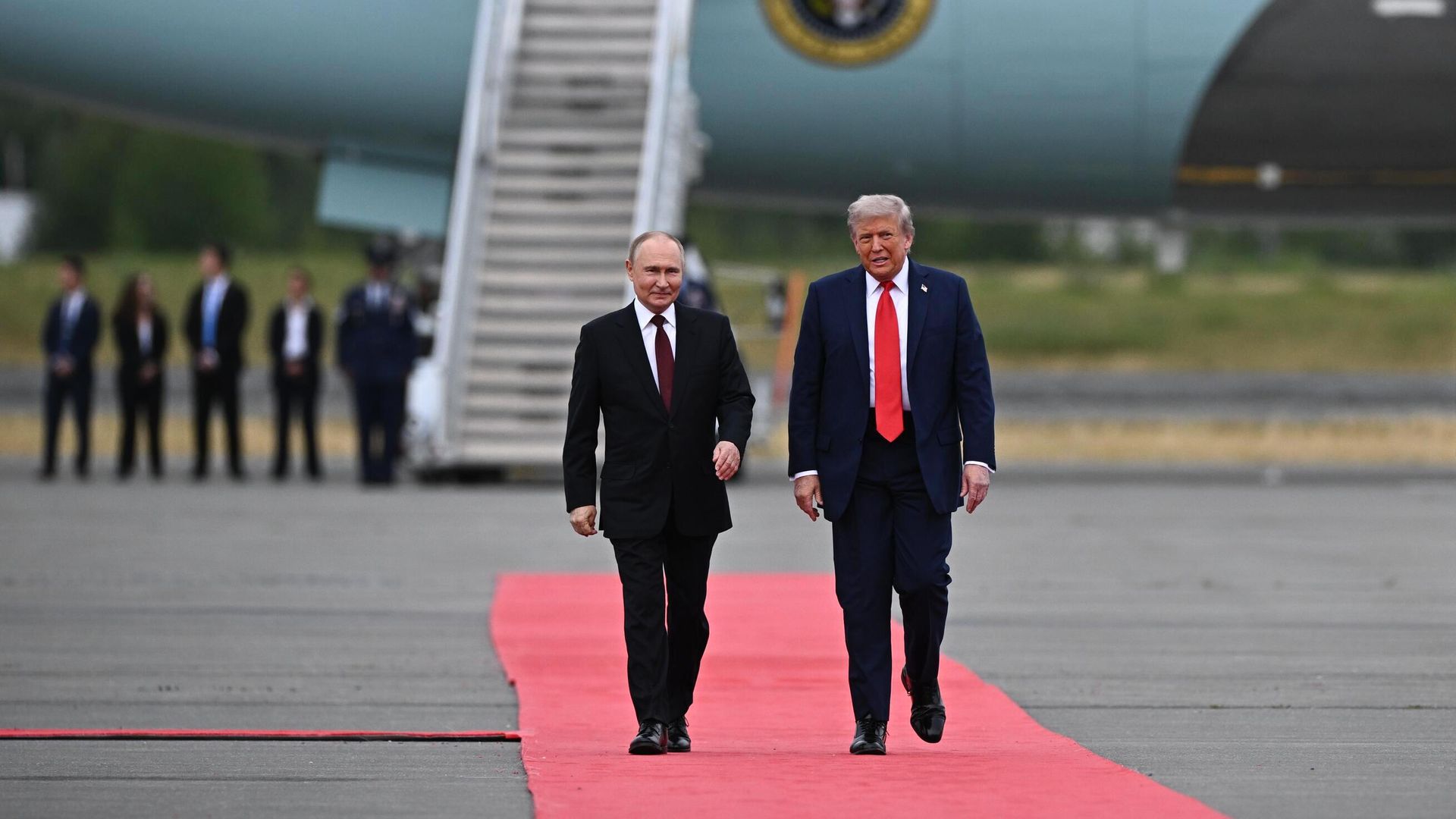 Президент РФ Владимир Путин и президент США Дональд Трамп во время встречи на военной базе Эльмендорф-Ричардсон на Аляске Президент РФ Владимир Путин и президент США Дональд Трамп во время встречи на военной базе Эльмендорф-Ричардсон на Аляске - РИА Новости, 1920, 05.07.2026