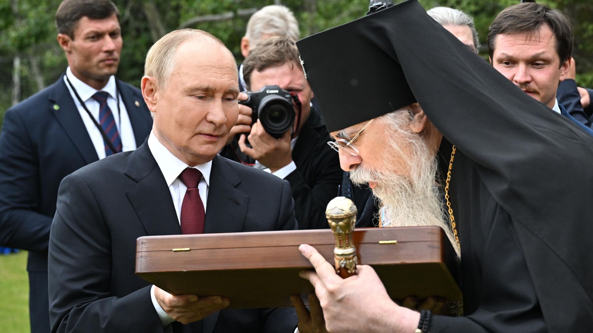 Президент РФ Владимир Путин и архиепископ Ситкинский и Аляскинский Алексий после возложения цветов к могилам советских воинов на мемориальном кладбище Форт Ричардсон на Аляске - РИА Новости, 1920, 16.08.2025
