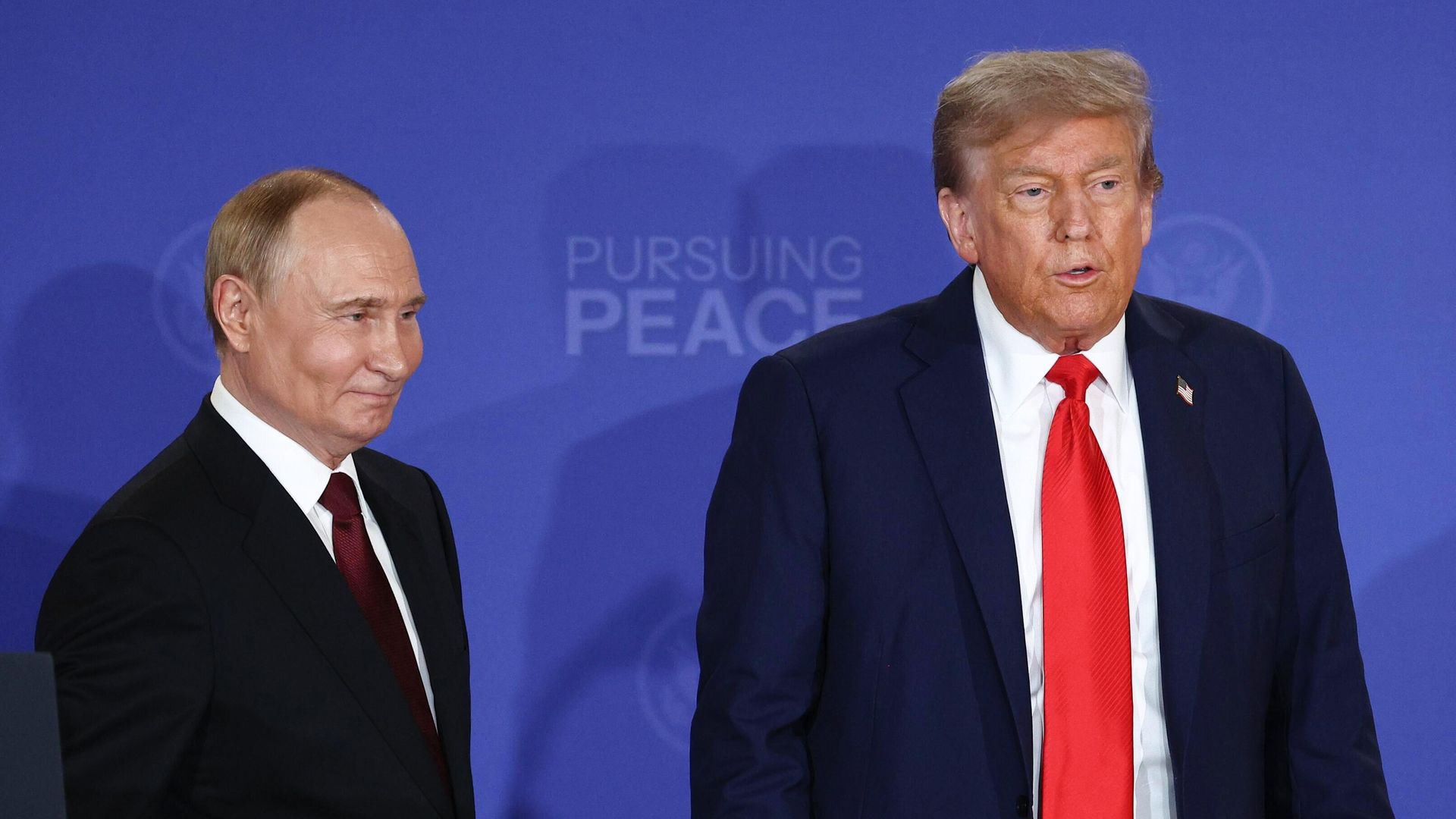 Президент РФ Владимир Путин и президент США Дональд Трамп на совместной пресс-конференции по итогам переговоров на Аляске Президент РФ Владимир Путин и президент США Дональд Трамп на совместной пресс-конференции по итогам переговоров на Аляске - РИА Новости, 1920, 19.08.2025