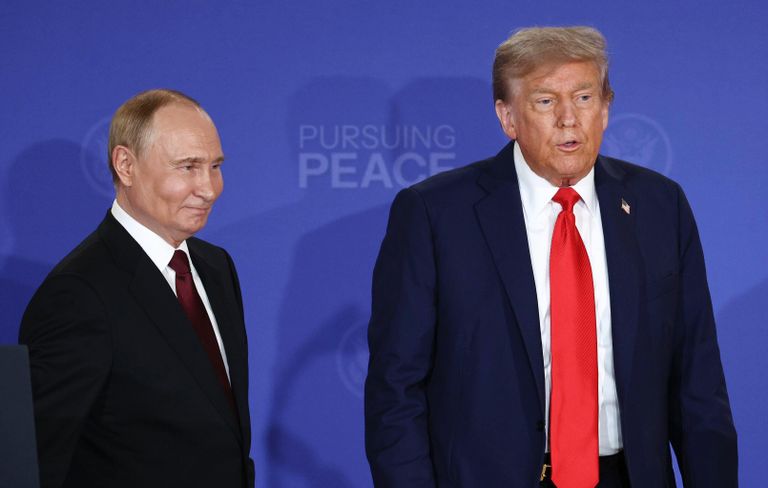 Президент РФ Владимир Путин и президент США Дональд Трамп на совместной пресс-конференции по итогам переговоров на Аляске