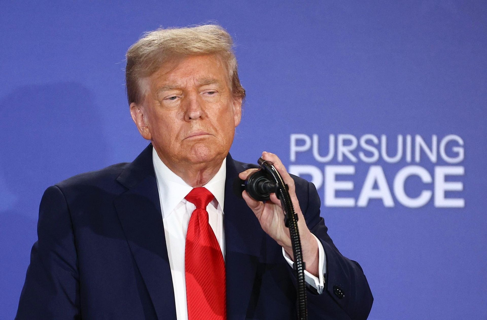Президент США Дональд Трамп на пресс-конференции по итогам переговоров с президентом РФ Владимиром Путиным на Аляске Президент США Дональд Трамп на пресс-конференции по итогам переговоров с президентом РФ Владимиром Путиным на Аляске - РИА Новости, 1920, 16.08.2025