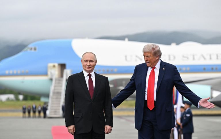Президент РФ Владимир Путин и президент США Дональд Трамп во время встречи на военной базе Эльмендорф-Ричардсон на Аляске