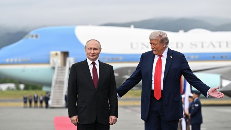 Президент РФ Владимир Путин и президент США Дональд Трамп во время встречи на военной базе Эльмендорф-Ричардсон на Аляске