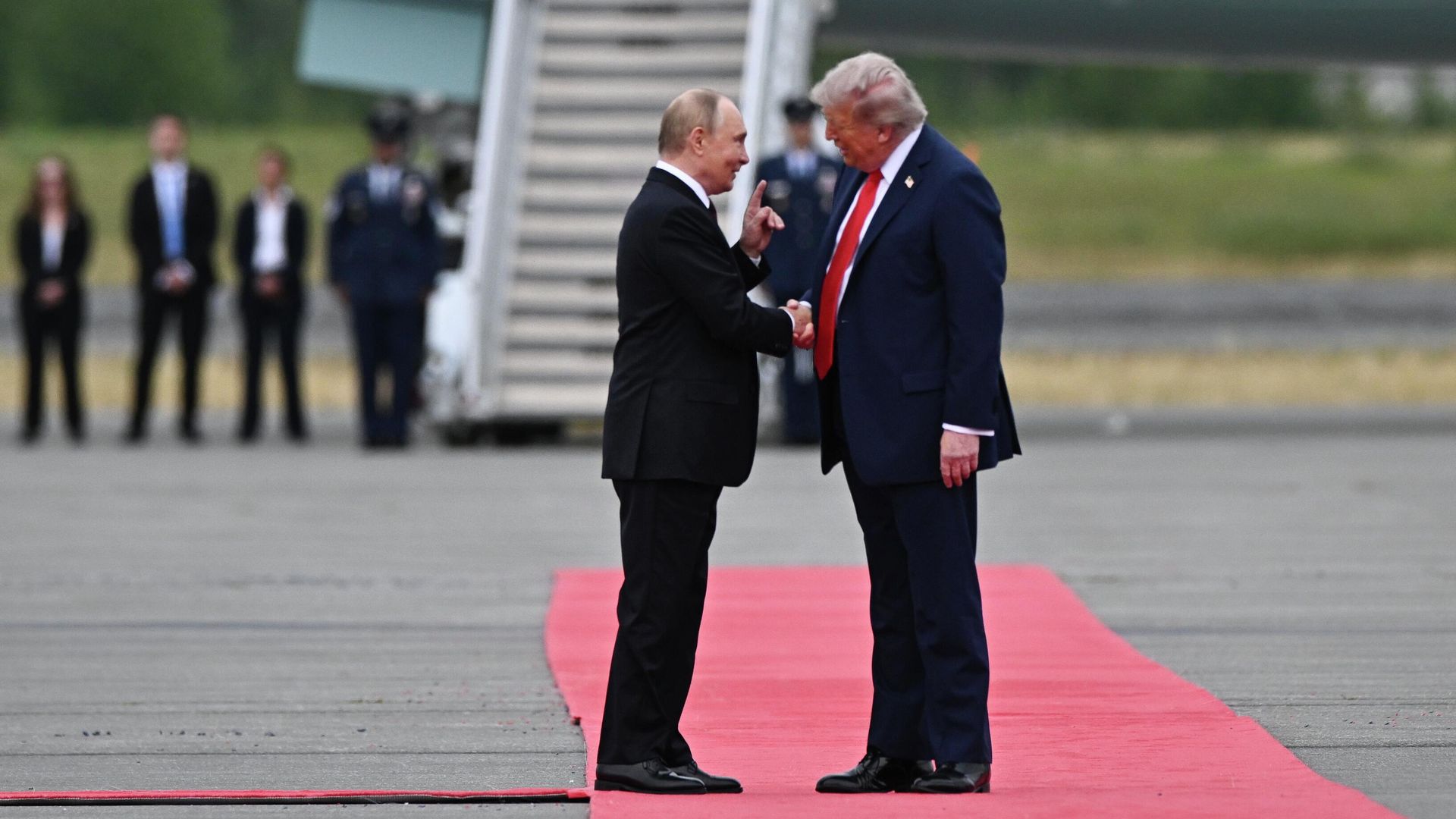 Президент России Владимир Путин и президент США Дональд Трамп (справа) во время встречи на военной базе Эльмендорф-Ричардсон на Аляске Президент России Владимир Путин и президент США Дональд Трамп (справа) во время встречи на военной базе Эльмендорф-Ричардсон на Аляске - РИА Новости, 1920, 12.10.2025