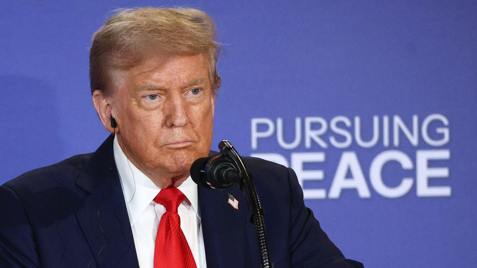 Президент США Дональд Трамп на пресс-конференции по итогам переговоров с президентом РФ Владимиром Путиным на Аляске Президент США Дональд Трамп на пресс-конференции по итогам переговоров с президентом РФ Владимиром Путиным на Аляске - РИА Новости, 1920, 19.08.2025