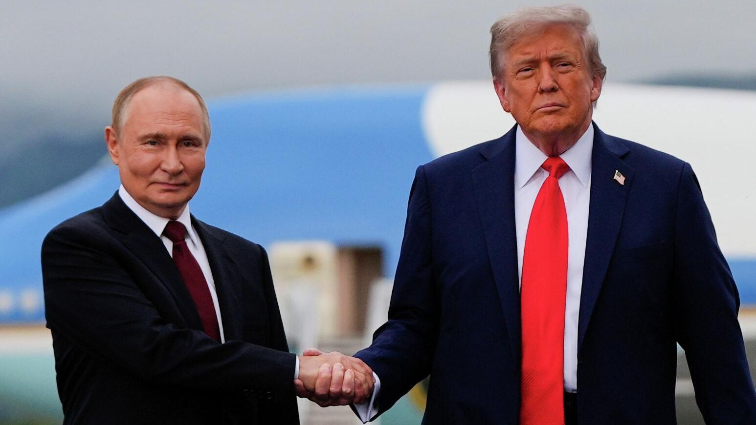 Президент РФ Владимир Путин и президент США Дональд Трамп во время встречи на военной базе Эльмендорф-Ричардсон на Аляске - РИА Новости, 1920, 15.08.2025