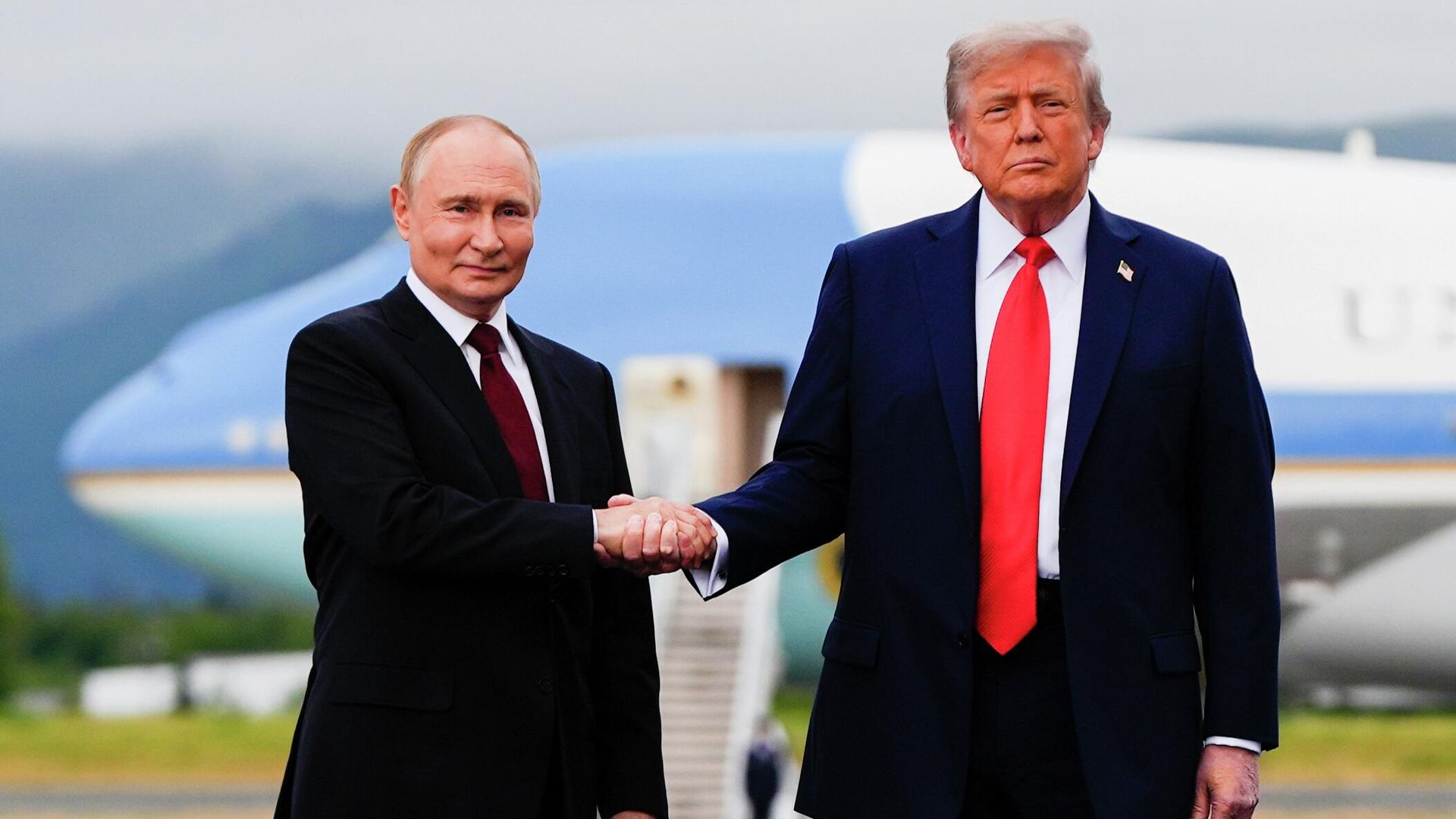 Президент России Владимир Путин и президент США Дональд Трамп во время встречи в Анкоридже, Аляска Президент России Владимир Путин и президент США Дональд Трамп во время встречи в Анкоридже, Аляска - РИА Новости, 1920, 23.10.2025