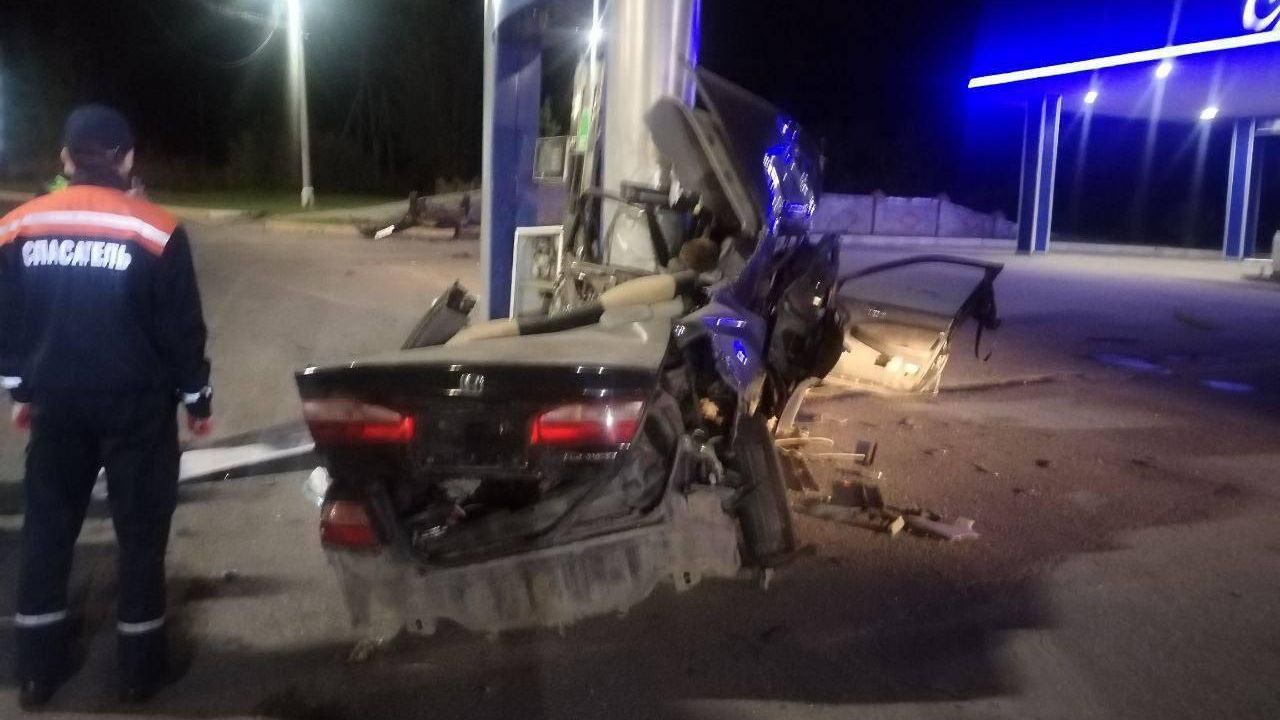 На месте ДТП, где водитель врезался в заправочную колонку в Красноярском крае - РИА Новости, 1920, 17.08.2025