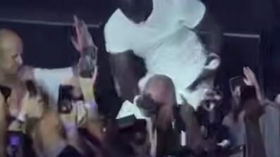 Рэпер Akon избил охранника на своем концерте в Сочи Рэпер Akon избил охранника на своем концерте в Сочи - РИА Новости, 1920, 17.08.2025