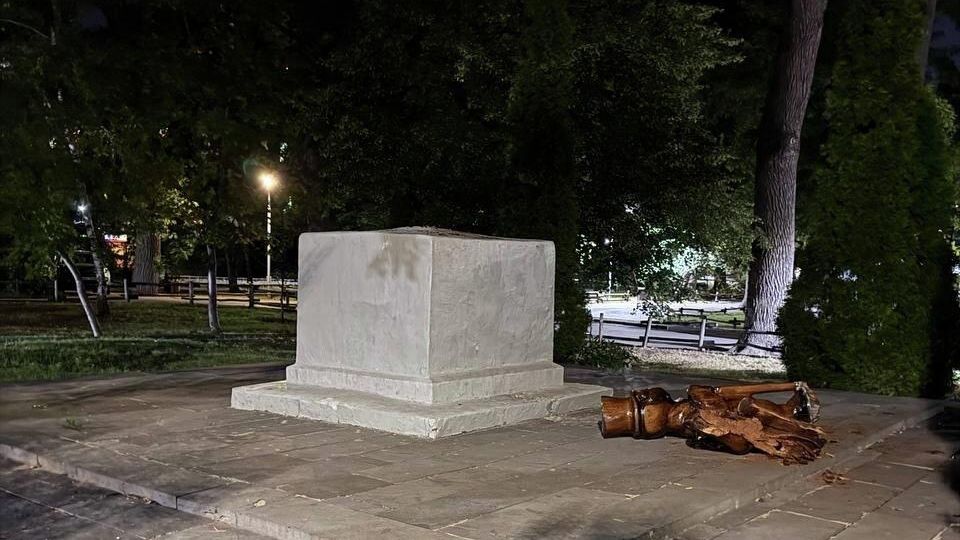 Деревянная скульптура упала на малолетнего ребенка в парке в Саратове Деревянная скульптура упала на малолетнего ребенка в парке в Саратове - РИА Новости, 1920, 18.08.2025
