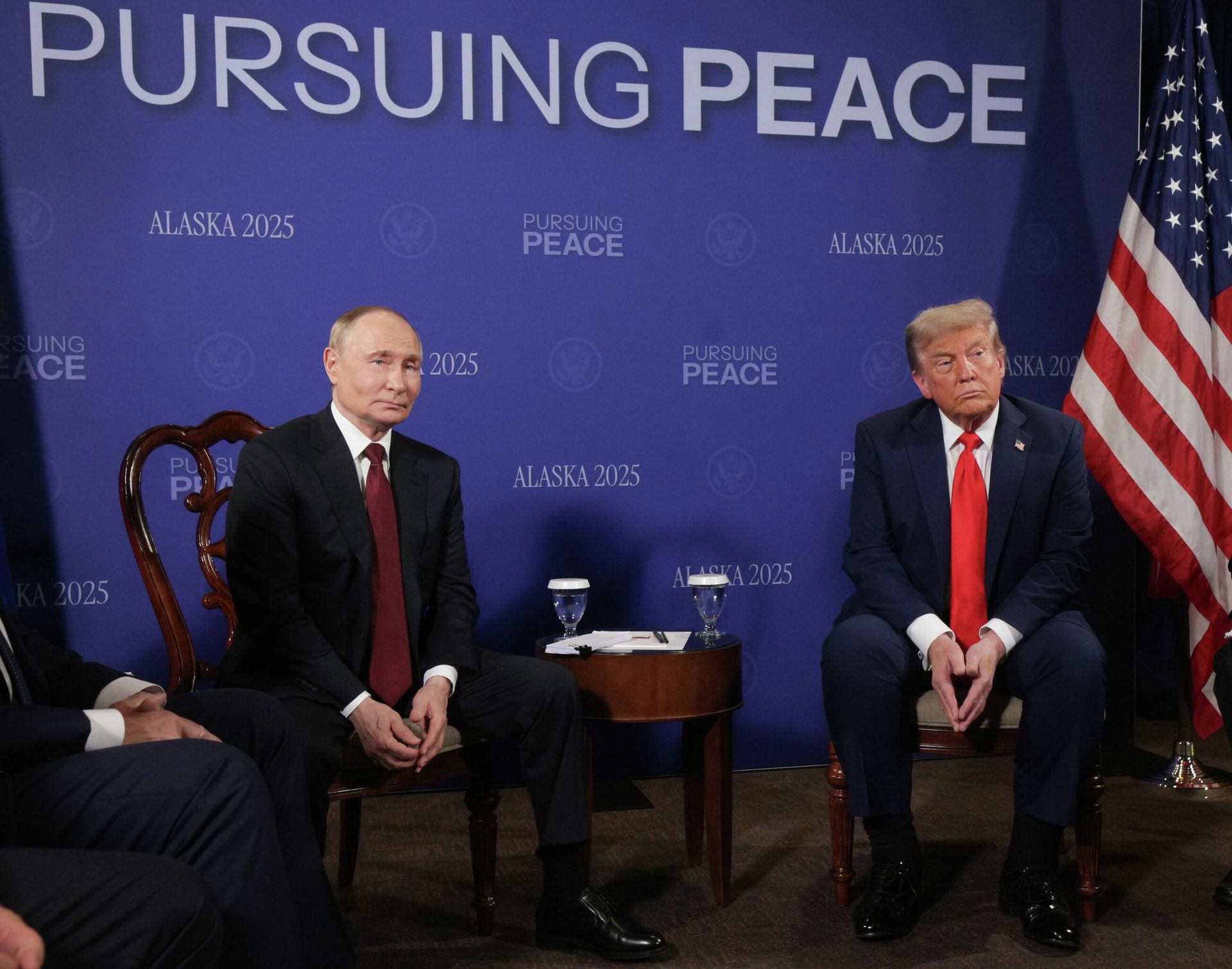 Президент РФ Владимир Путин и президент США Дональд Трамп (справа) во время переговоров в узком составе на Аляске Президент РФ Владимир Путин и президент США Дональд Трамп (справа) во время переговоров в узком составе на Аляске - РИА Новости, 1920, 19.10.2026