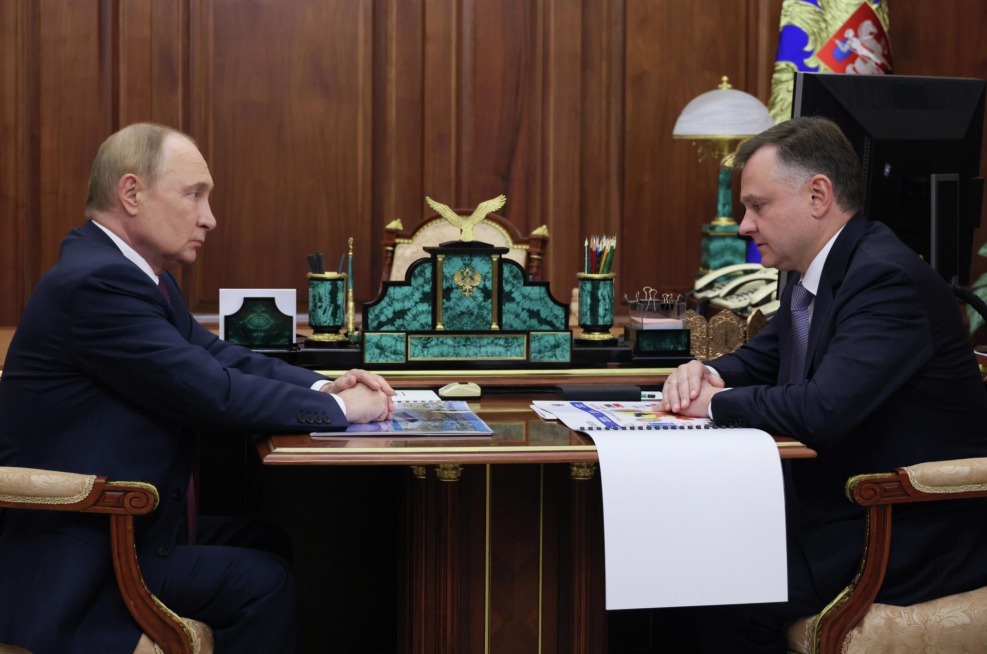 Президент РФ Владимир Путин и временно исполняющий обязанности губернатора Ростовской области Юрий Слюсарь во время встречи - РИА Новости, 1920, 18.08.2025