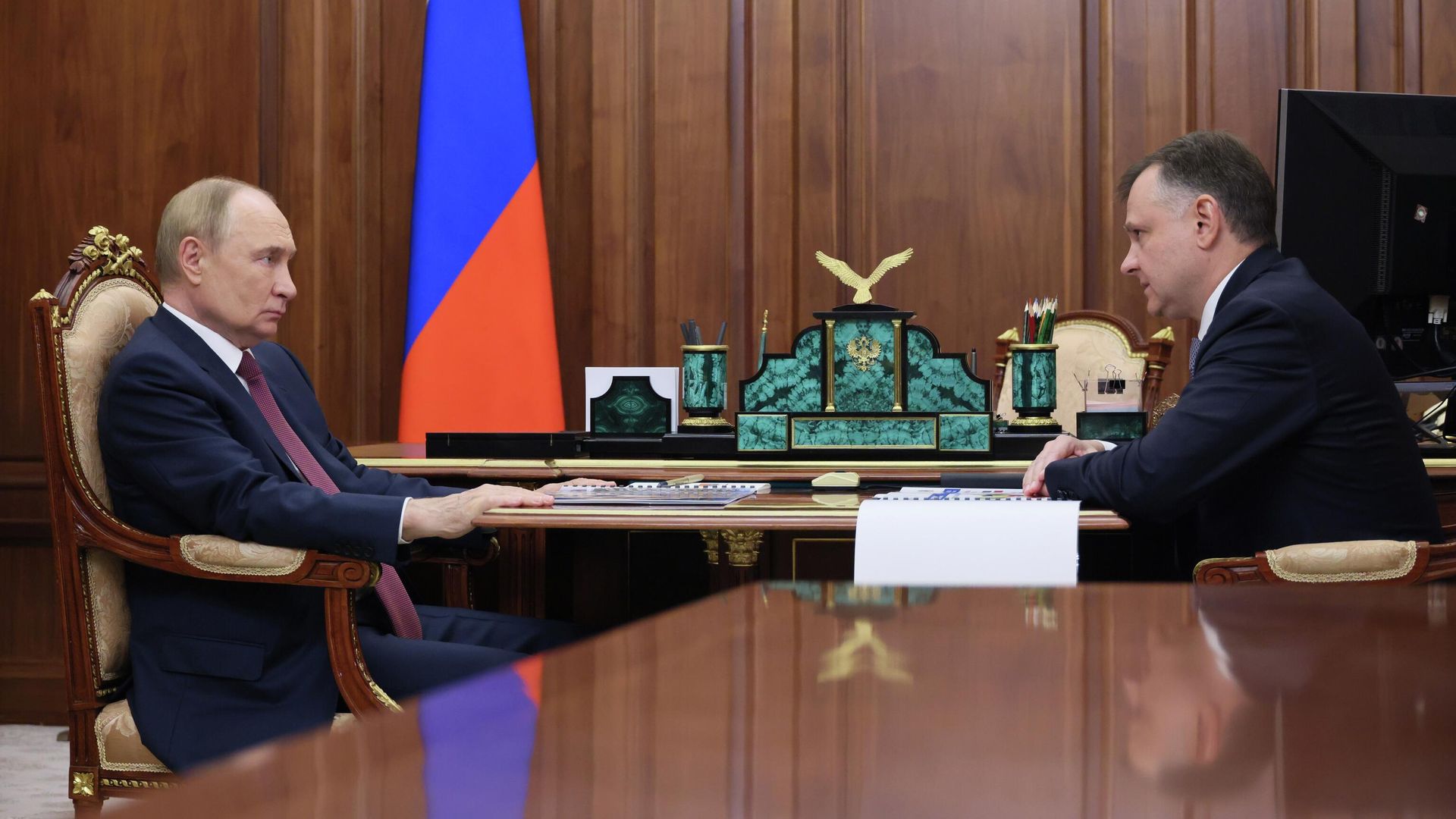 Президент РФ Владимир Путин и временно исполняющий обязанности губернатора Ростовской области Юрий Слюсарь во время встречи. 18 августа 2025 - РИА Новости, 1920, 18.08.2025