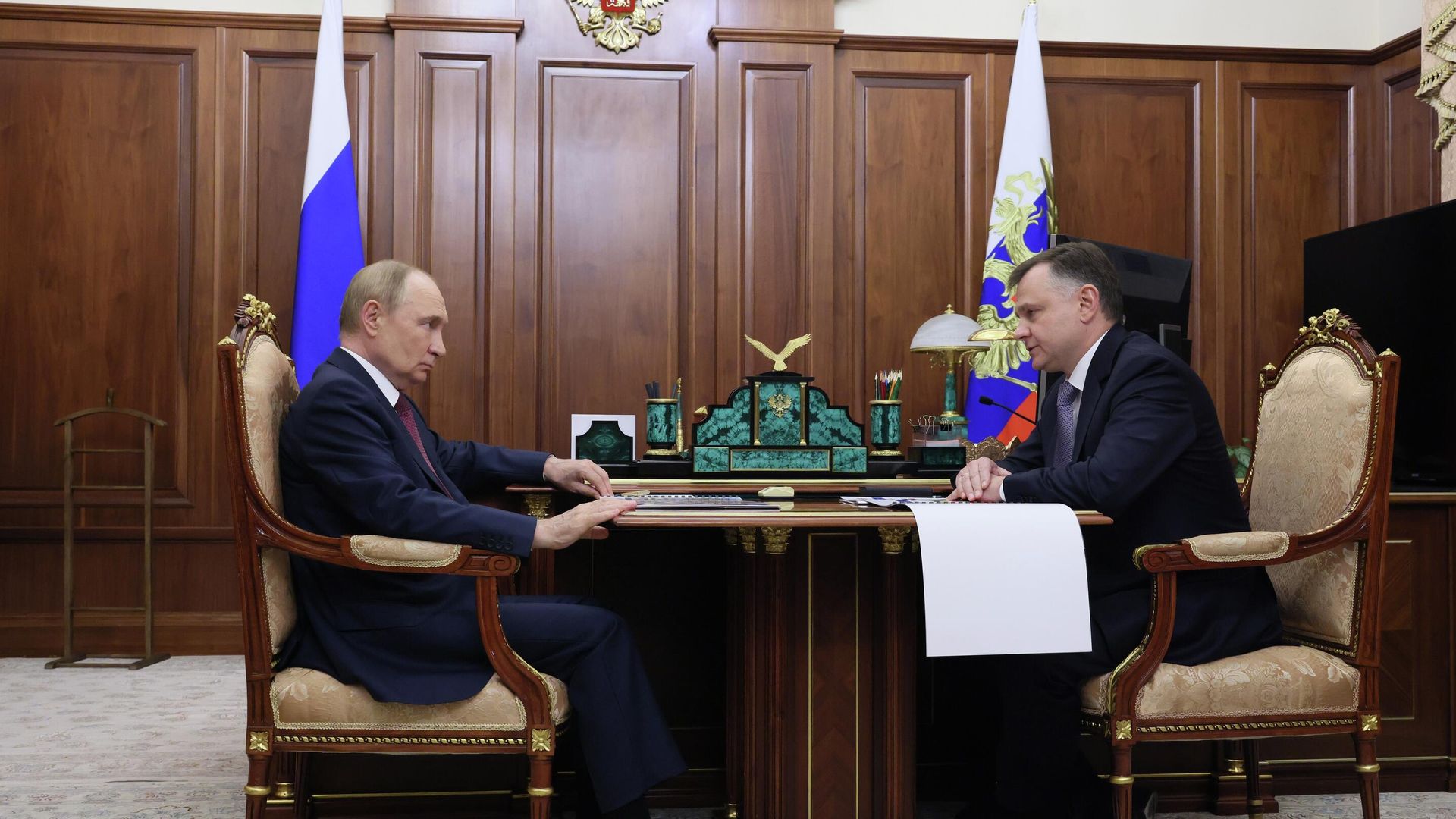 Президент РФ Владимир Путин и временно исполняющий обязанности губернатора Ростовской области Юрий Слюсарь во время встречи - РИА Новости, 1920, 18.08.2025
