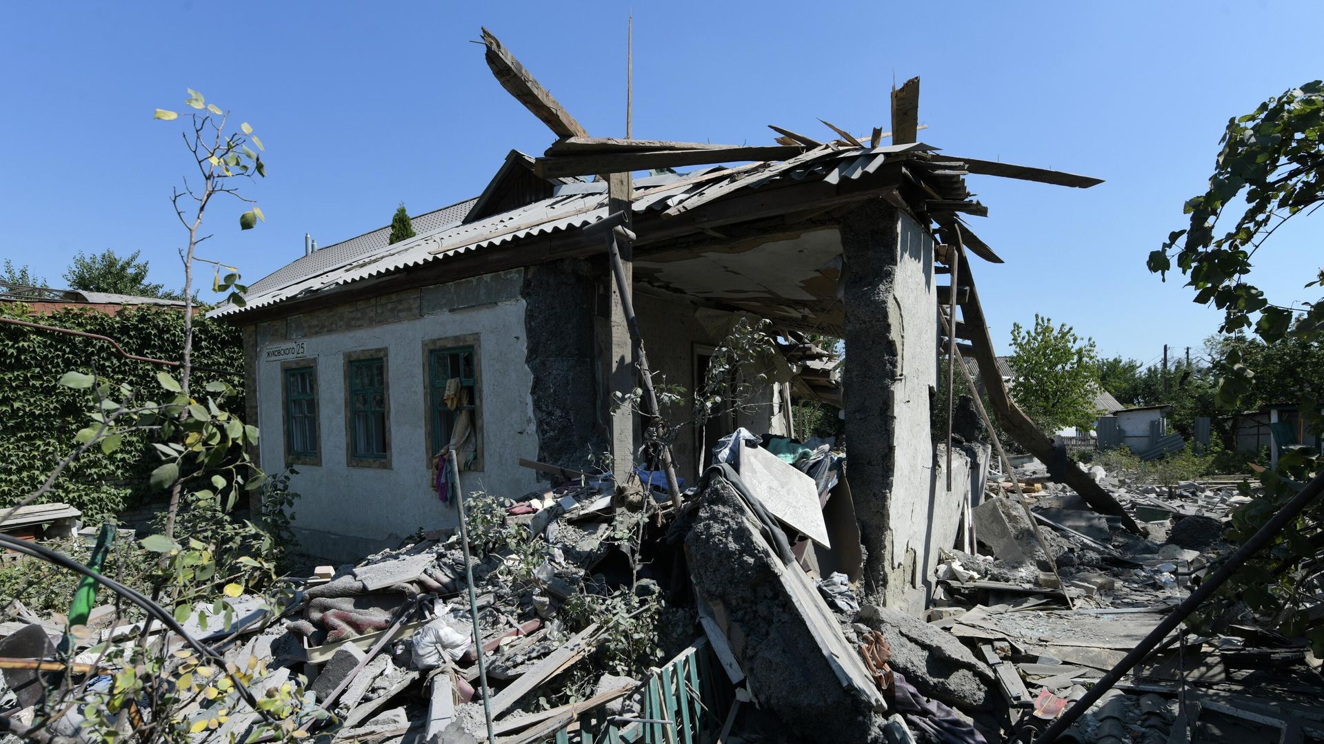 Последствия удара со стороны ВСУ в Ленинском районе Донецка. 18 августа 2025 Последствия удара со стороны ВСУ в Ленинском районе Донецка. 18 августа 2025 - РИА Новости, 1920, 18.08.2025