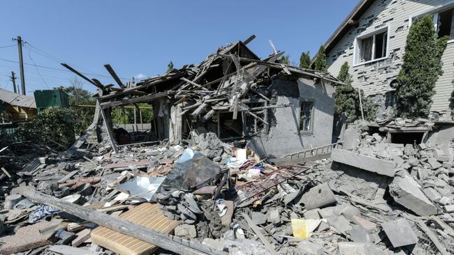 Последствия удара со стороны ВСУ в Ленинском районе Донецка