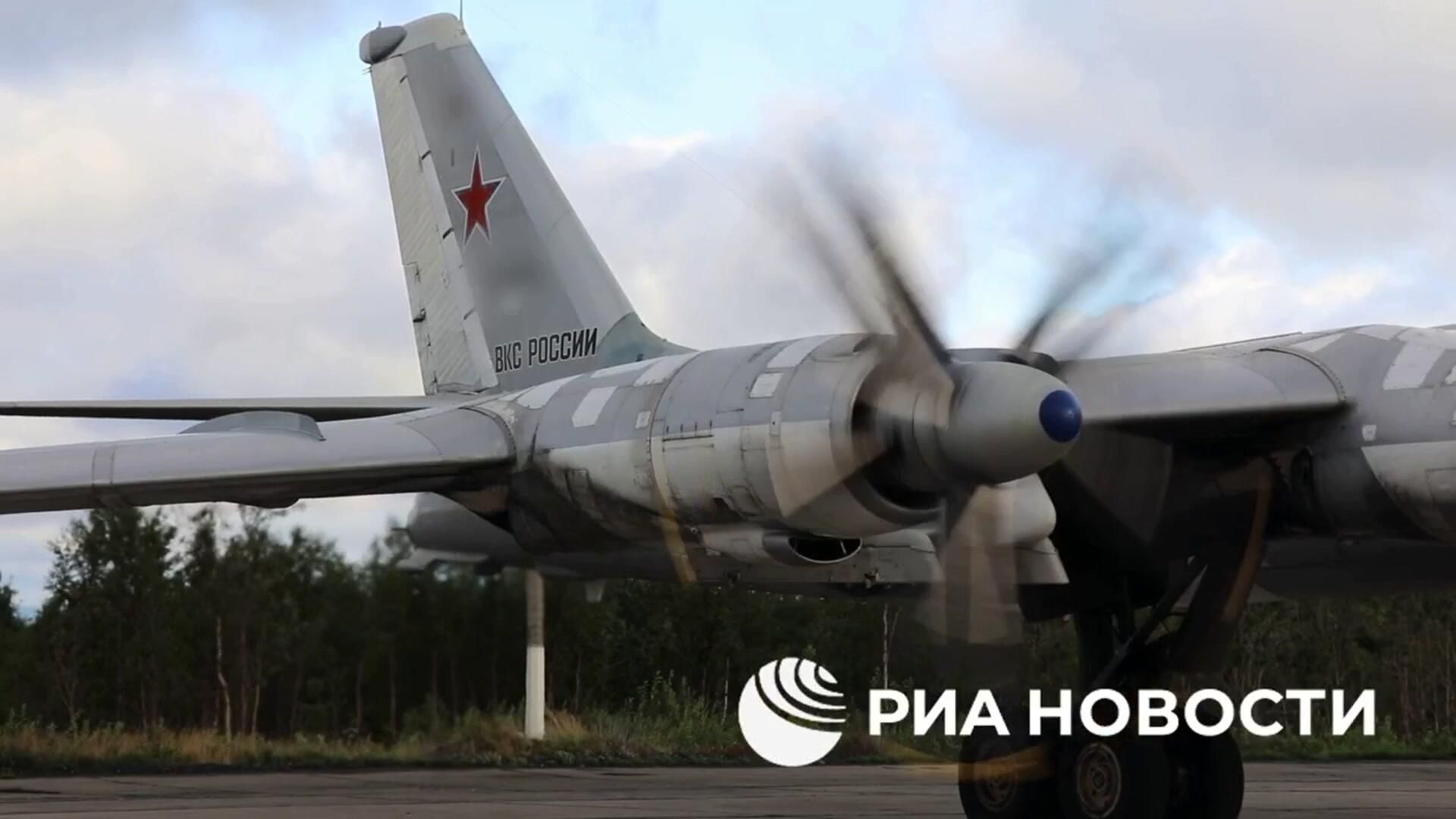 Полет над нейтральными водами Баренцева моря стратегических ракетоносцев Ту-95мс - РИА Новости, 1920, 18.08.2025